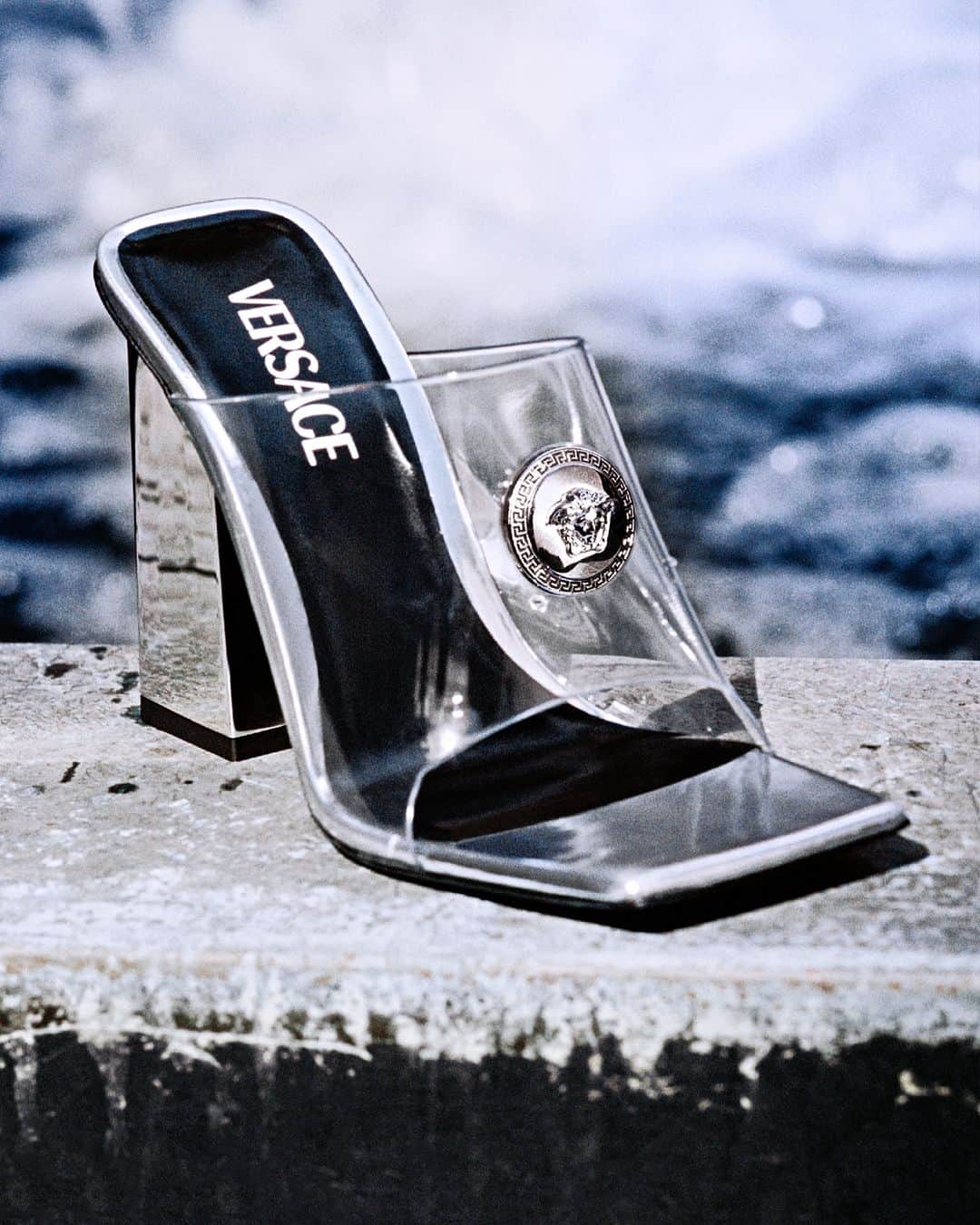 ジャンニヴェルサーチのインスタグラム：「Alia Pumps Via Croce Rossa, Milan  Photography by Leonardo Scotti  #VersaceSS24」