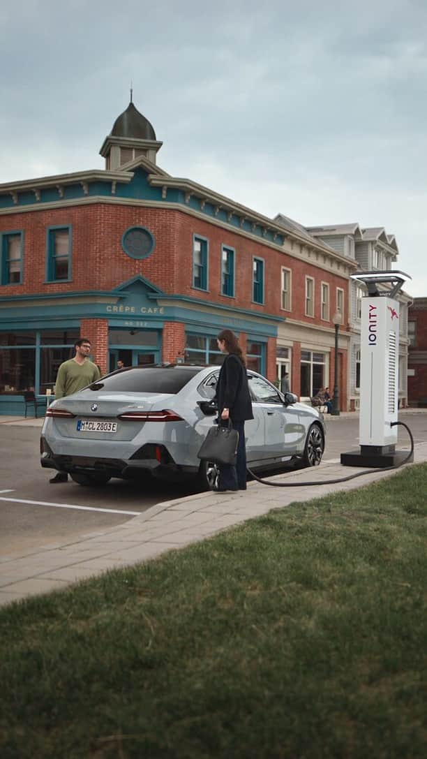 BMWのインスタグラム：「Adding 🥞 to every charging stop. The new BMW i5, your guardian angel.   THE NEW BMW i5. 100% electric.  #THENEWi5 #THEi5 #BMW #BMWi #BornElectric #BMWElectric __ BMW i5 eDrive40​: Combined power consumption: 18.9–15.9 kWh/100 km. Combined CO2 emissions: 0 g/km. Electric range: 497–582 kilometers. All data according to WLTP. Further info: www.bmw.com/disclaimer」