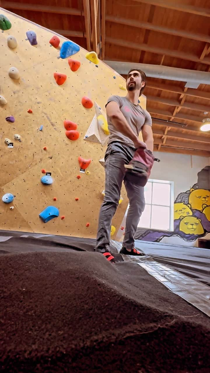 アレックス・ブノワのインスタグラム：「Day 17 of climbing: First V5! Not the craziest, and def not on beta but 🤷🏻‍♂️   #bouldering #rockclimbing」