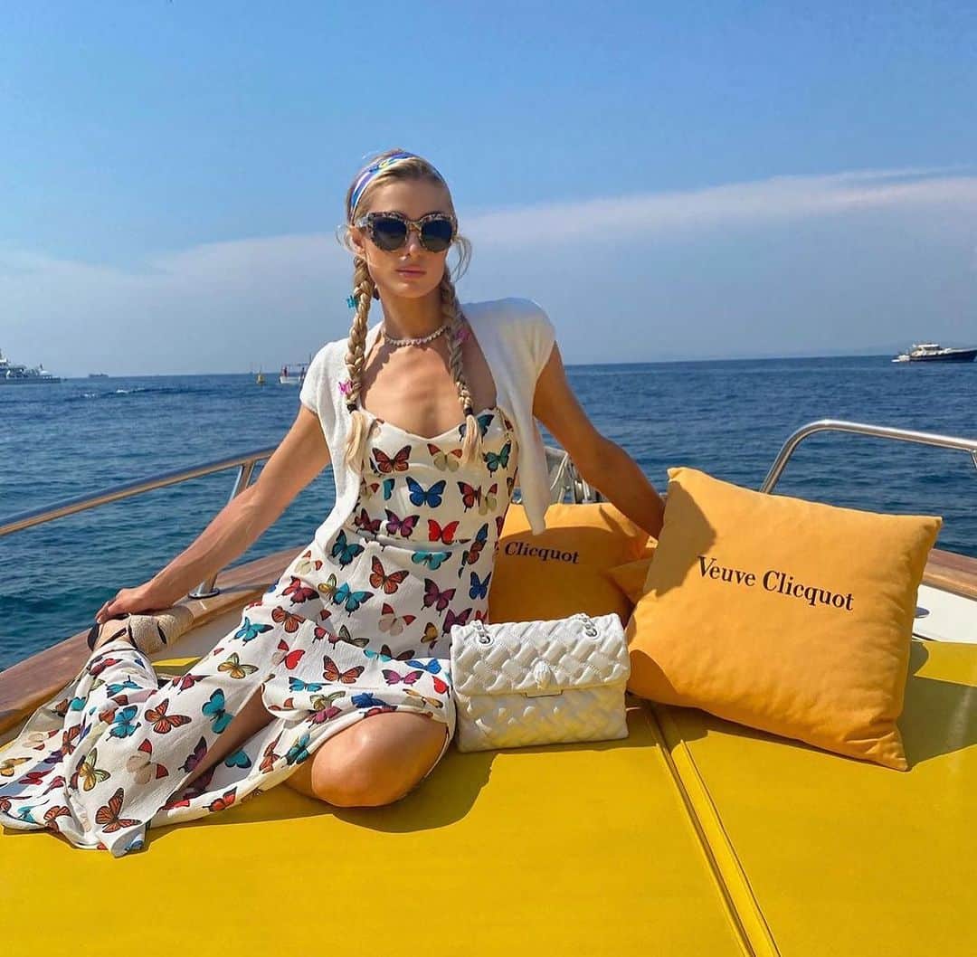 パリス・ヒルトンのインスタグラム：「Feeling nothing but bliss after my #SummerOfSliving ✨ Did you go anywhere fun this summer? Tell me where in the comments! #Italy #ThatsHot 💕」