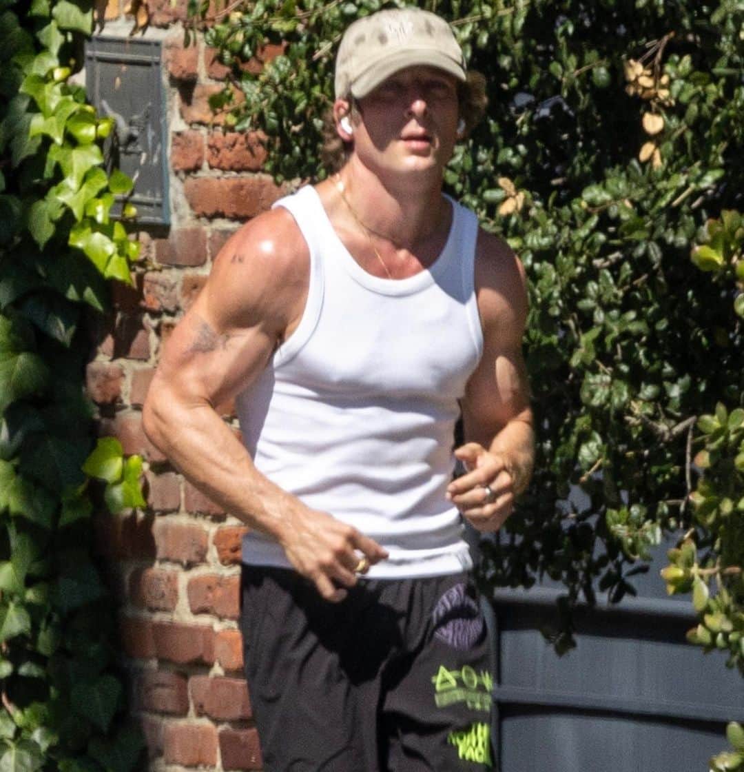 Just Jaredさんのインスタグラム写真 - (Just JaredInstagram)「The Bear's Jeremy Allen White goes out for a morning jog around his neighborhood. See more photos on JustJared.com! #JeremyAllenWhite Photos: Backgrid」9月27日 4時07分 - justjared