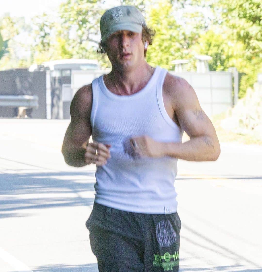 Just Jaredさんのインスタグラム写真 - (Just JaredInstagram)「The Bear's Jeremy Allen White goes out for a morning jog around his neighborhood. See more photos on JustJared.com! #JeremyAllenWhite Photos: Backgrid」9月27日 4時07分 - justjared