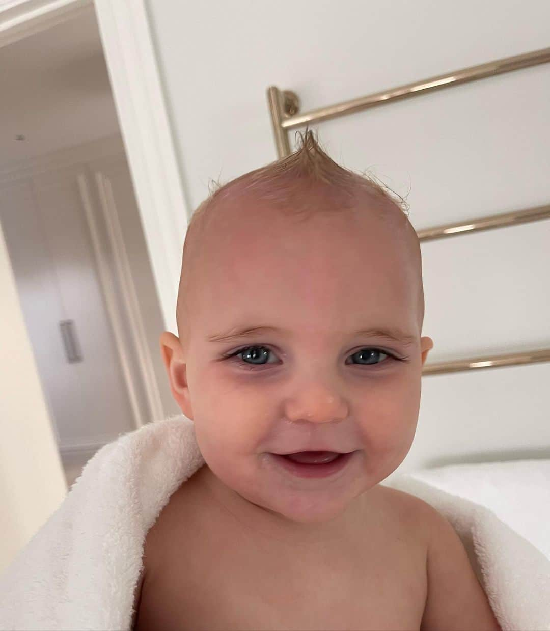 ビリー・フェアーズさんのインスタグラム写真 - (ビリー・フェアーズInstagram)「Baby Girl I like your hair 🤍🥹🫶🏼   Our little sugar dumpling has really been suffering with teething the past couple of weeks 😢 you just feel so helpless 😢 but she’s still smiling 🤍🫶🏼」9月27日 4時07分 - billieshepherdofficial