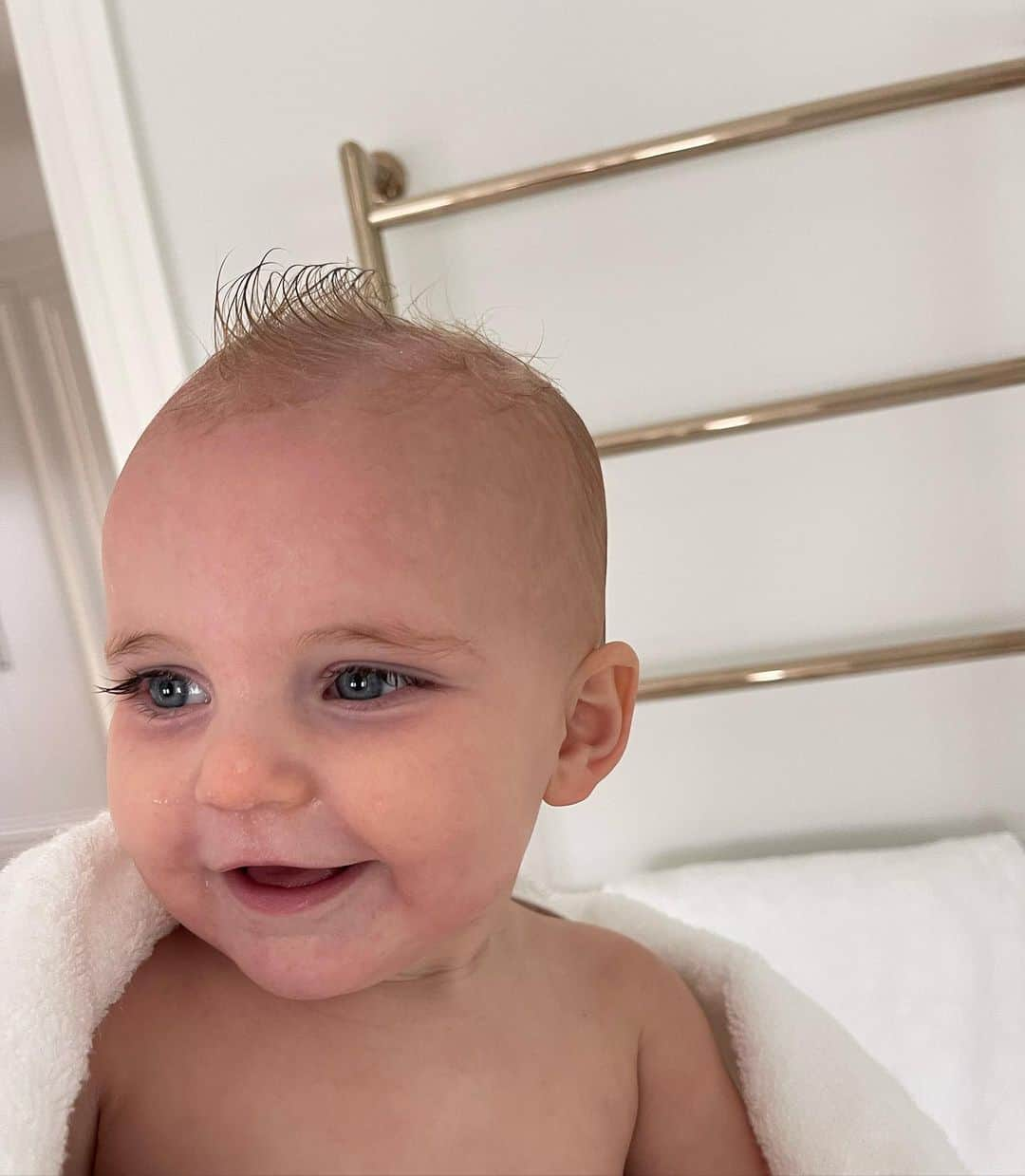 ビリー・フェアーズのインスタグラム：「Baby Girl I like your hair 🤍🥹🫶🏼   Our little sugar dumpling has really been suffering with teething the past couple of weeks 😢 you just feel so helpless 😢 but she’s still smiling 🤍🫶🏼」