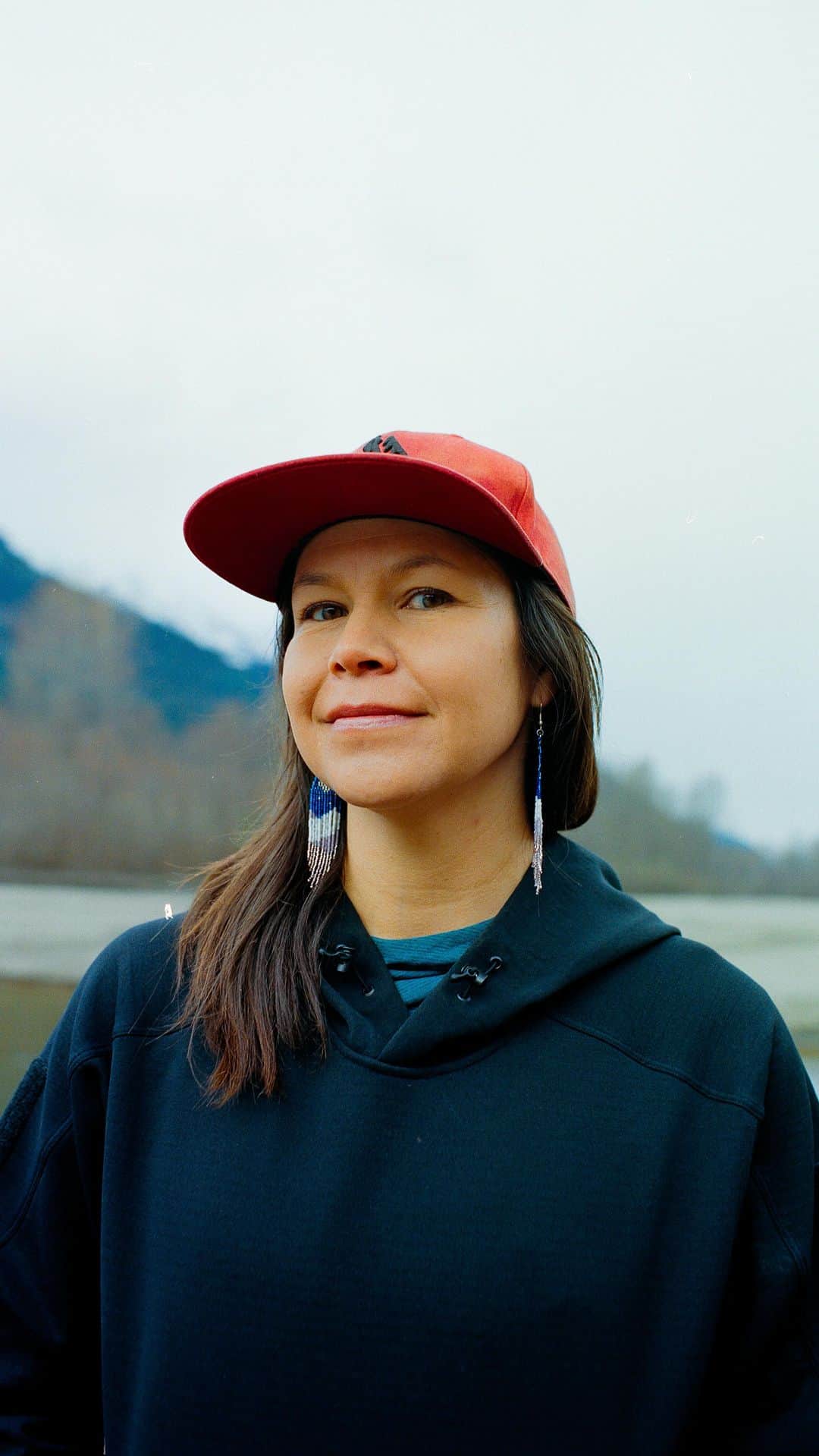 アークテリクスのインスタグラム：「“I want to get people outside because I know how important it is, growing up here, to access the Land that’s around us. It is very healing in every aspect of your life.” - @sutik.maqa7   Tomorrow, get to know Arc’teryx ambassador and founding member of Indigenous Women Outdoors (@indigwomenoutdoors) and Indigenous Life Sport Academy (@ilsacrew), Sandy Ward | Kelkeláokik.  🎥: @elflamingofilms / 📸: @maximvidricaire #arcteryx」