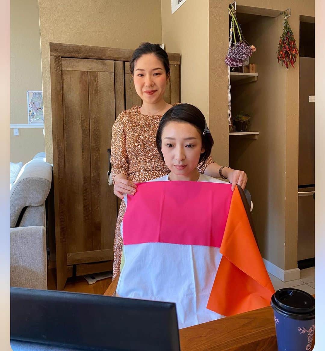 珠華ゆふのインスタグラム：「先ほどコメント、いいね❤️くださった方、申し訳ないです🙏 大切な写真を載せ忘れたので投稿し直させてください〜  やーーーっとたえさん @tae_miaozi にセルフカラーを診ていただけました💓 もう、どっぷり色の魅力に浸かって、あっという間の時間😆 初めましての方の素敵なお宅にお邪魔してペア診断していただきました✨ ネットで調べて何となく自分のカラーわかっていた気でいたけど、そんな単純なものではなく、どこまでも奥が深いものなのだと知りました😳！ そして、どうやって活かしていけばいいか実践的なところまでサポートしてくれます✨ 他の方にみてもらってセルフカラー知ってるけど、で？どうしたらいいの？となっちゃう方が たえさんにもう一度見てもらう理由も納得でした。 アメリカで買える私にあったコスメも教えていただけて大大大満足💕 これからお買い物の失敗減りそうです😆 オンラインでも診断してくださるそうなので日本にお住まいの方にも是非お勧めしたい‼️  最後にクイズ⭐️ 私に似合う色2枚目、3枚目、4枚目、5枚目のどれでしょう🤭？  #メンタル #メンタルコーチング #メンタルトレーニング #宝塚 #宝塚og #宝塚受験 #バレエ #フィギュアスケート #パフォーマンスアップ #サンフランシスコ #ベイエリア #アメリカ生活」