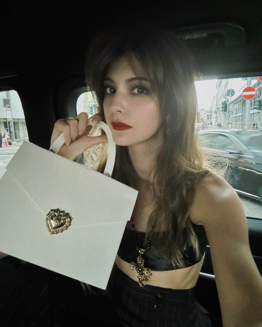 マギーのインスタグラム：「Make up with @dolcegabbana 🌹 パッケージ可愛すぎない？😍😍😍 マットリップ付けてショーにいきました🫶 香水もこの日から愛用してる🫶  あとこのロザリオネックレスもほしい、、、」