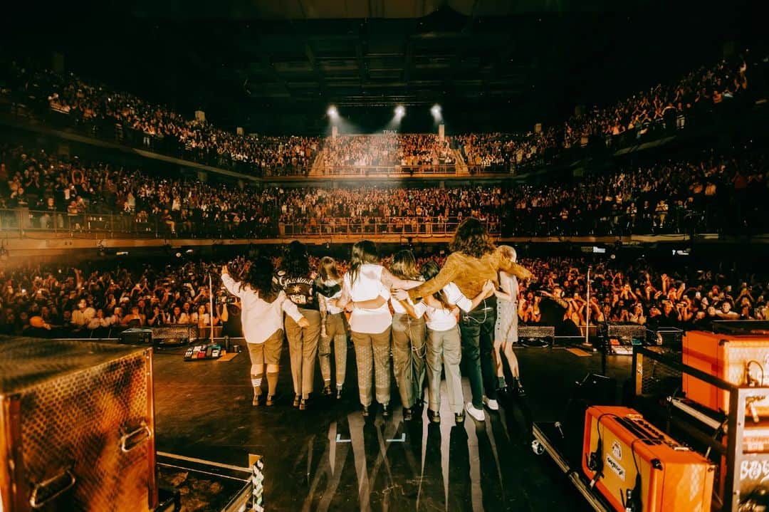 ホージアさんのインスタグラム写真 - (ホージアInstagram)「No words for how fun this was. Thank you @xboygeniusx, what a beautiful show!   📸 @saladjockey」9月27日 4時22分 - hozier