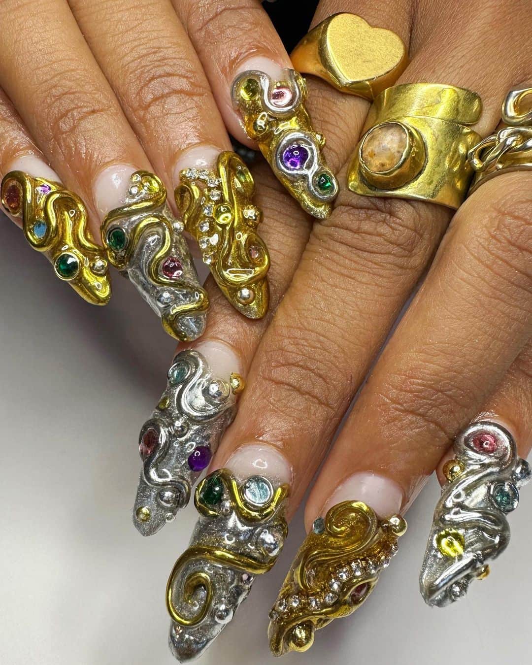 安田直美のインスタグラム：「Silver x gold 3D set 🖤💅🏽  @shyyvonne 🖤」