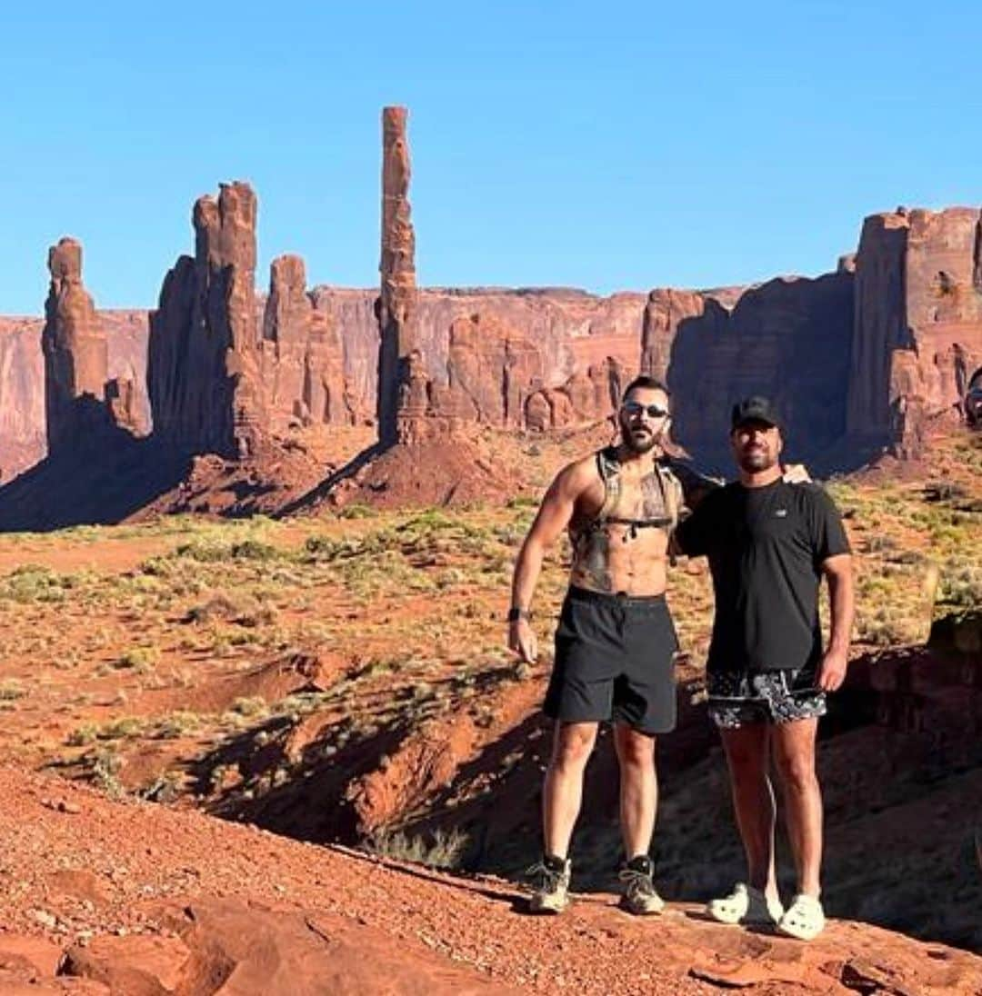 マヌー・ベネットさんのインスタグラム写真 - (マヌー・ベネットInstagram)「Monument Valley. Yes, I'm wearing Crocs. 😂 #hiking #crocs #monumentvalley」9月27日 4時35分 - manubennett