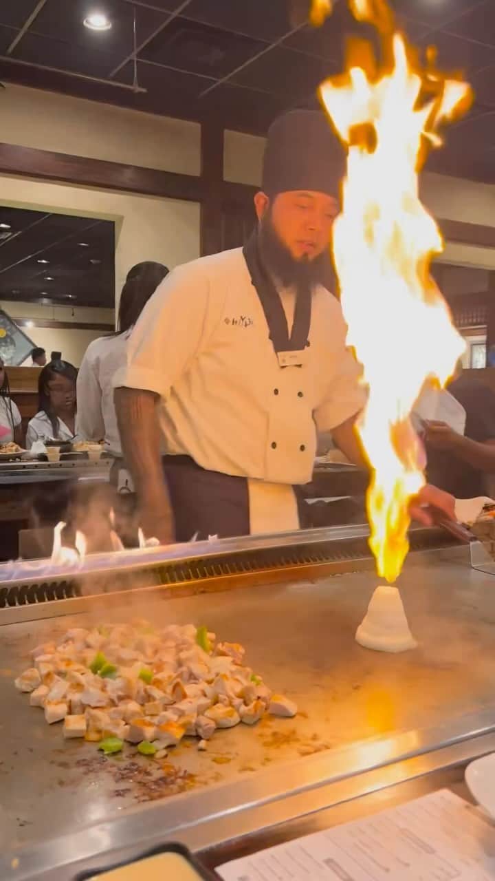 Earth Picsのインスタグラム：「@dupont_stacey definitely scored the best seat that night. Just imagine sitting at another table and realizing this wasn’t your chef! 👨🏻‍🍳   🎥 by @dupont_stacey」