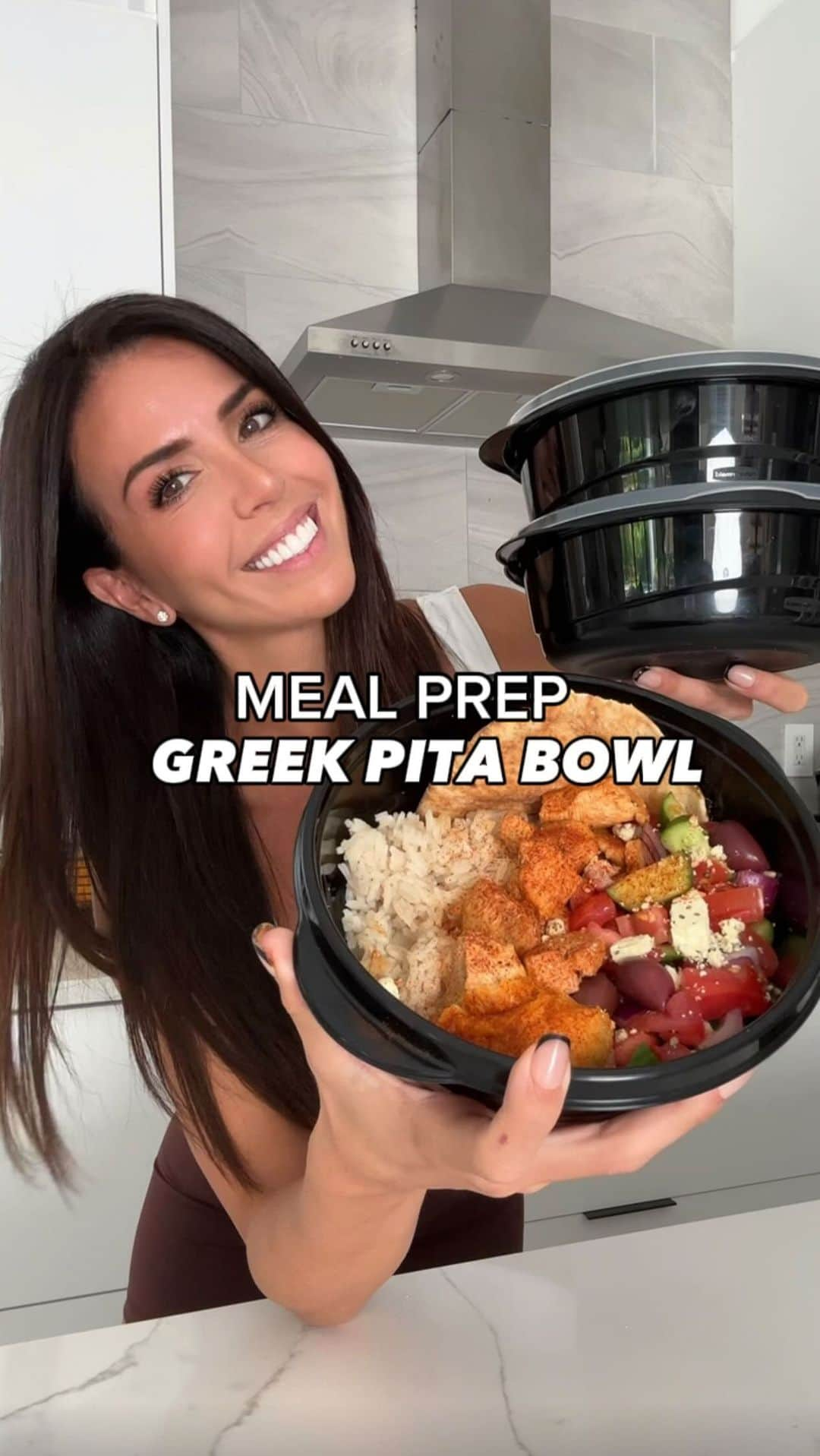 Ainsley Rodriguezのインスタグラム：「⏰QUICK & EASY 30 MIN MEAL PREP! . These are great to have on hand for lunches or dinners for the week! . Greek Pita Bowls 🇬🇷🥣  For the rice: 1-2cups of rice seasoned with cumin, salt & 2 bay leaves for flavor  For the chicken: 2-4 chicken breasts, cubed, seasoned with salt, pepper & paprika l  For the veggies: 1/2 red onion 2 Roma tomatoes 2 mini cucumbers  For the toppings: 1 Tbsp hummus Feta cheese Olives 1/2 whole grain pita . Get access to all my recipes in workouts in my app for less than $1/day! . #healthymealprep #greekbowl #healthybowl #easymealprep」