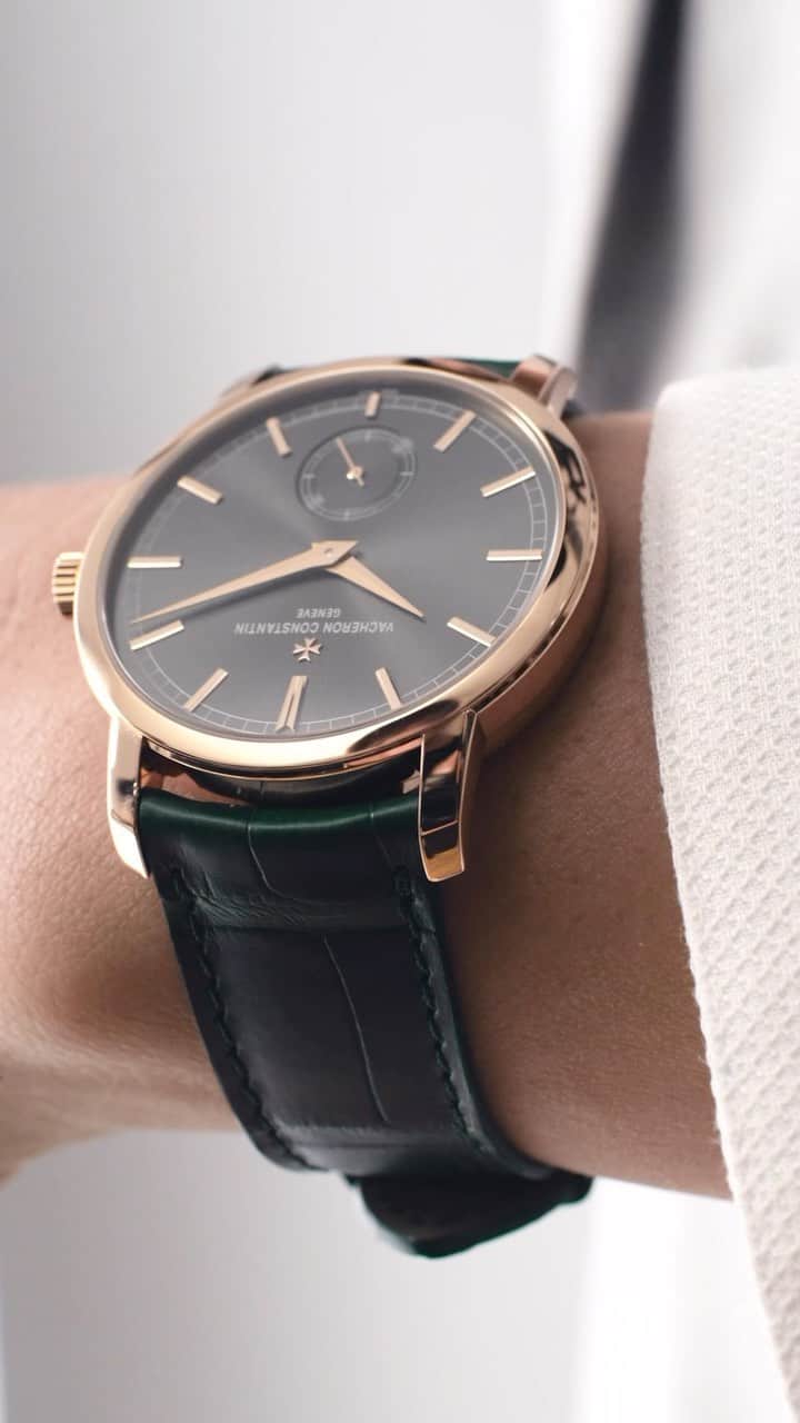 ヴァシュロン コンスタンタンのインスタグラム：「Deep green 🟢   Meet the new Traditionnelle manual-winding. This elegant timepiece is adorned with a pleasing pink gold and green colour combo, designed to suit the wrists of High Watchmaking devotees.   #VacheronConstantin #OneOfNotMany #vacheron #thehourlounge #watches #watch #watchesofinstagram #horology #watchoftheday #instawatch」