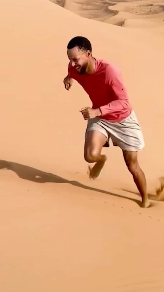 ゴールデンステート・ウォリアーズのインスタグラム：「Steph Curry conquered some workouts in the desert dunes   🎥 @carl_performance」