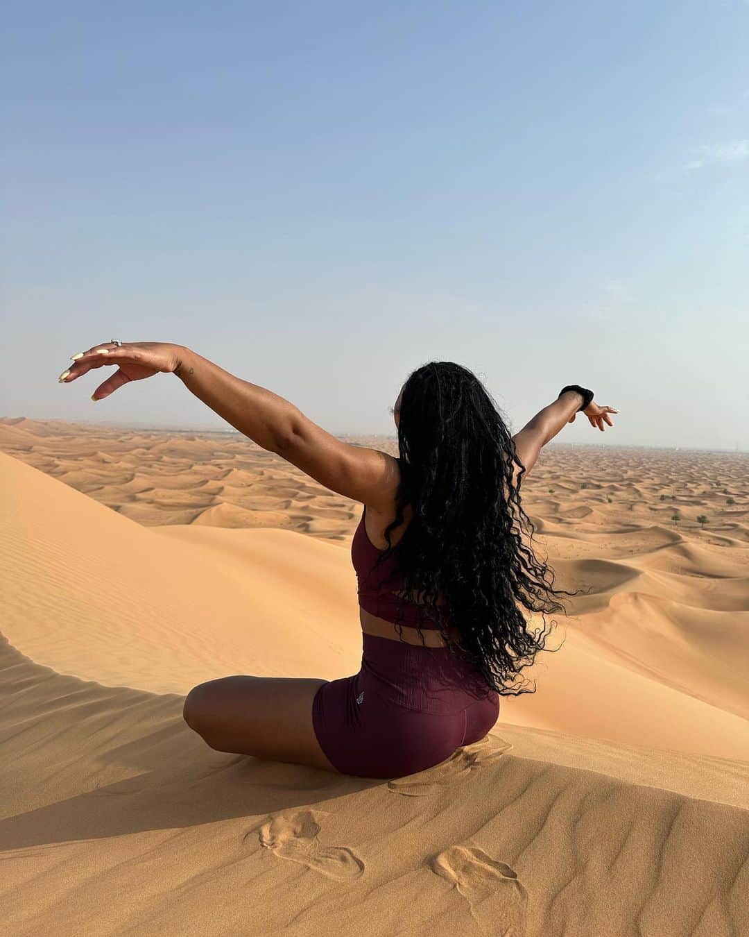 エイヨシャ・カレーのインスタグラム：「Breathe. Stretch. Shake. Let it go?」