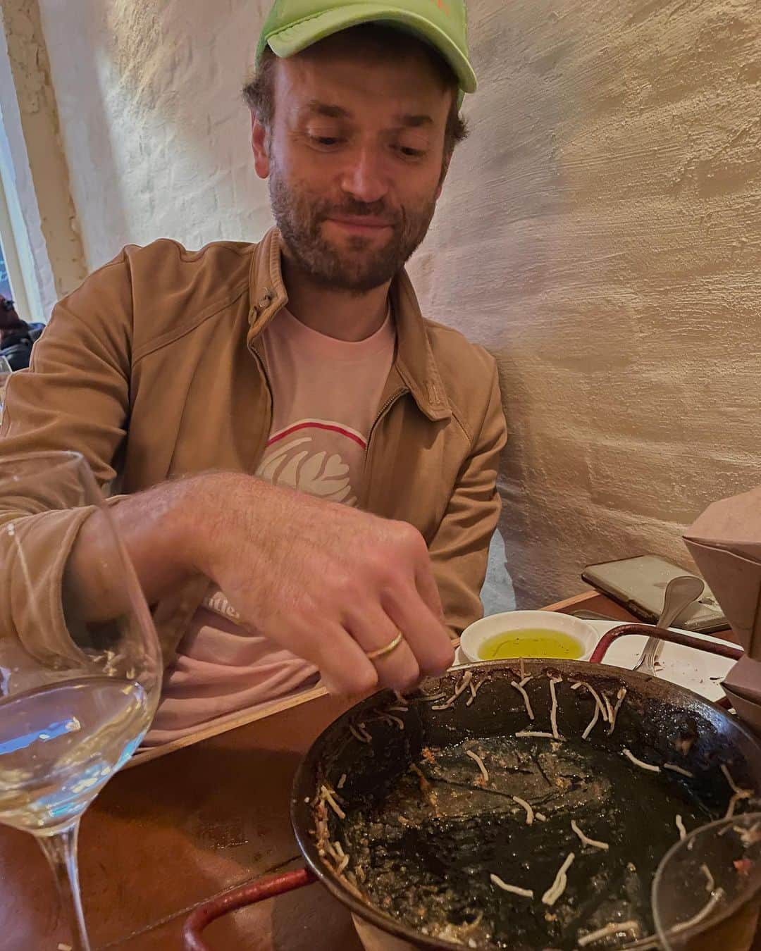 クレア・コフィーさんのインスタグラム写真 - (クレア・コフィーInstagram)「Hard to convince Cal that octopus tastes like “the best chicken ever” when the actual best chicken ever is also sitting on the table. @barvinazo, you were a 10/10! Thank you @joecampanale & @chefsilviagarcianevado for bringing this absolute knockout to the neighborhood!  Our order: Aceitunas Pan con tomate Boquerones Leonora Jamón ibérico de bellota Pulpo Fideuà Pollo en pepitoria MOLTEN CHOC CAKE  #530res #kidfood #familymeal」9月27日 4時47分 - clairecoffee