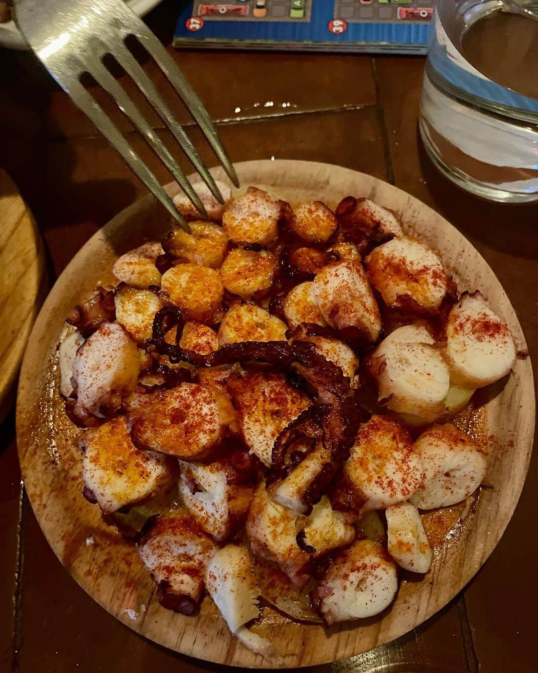 クレア・コフィーさんのインスタグラム写真 - (クレア・コフィーInstagram)「Hard to convince Cal that octopus tastes like “the best chicken ever” when the actual best chicken ever is also sitting on the table. @barvinazo, you were a 10/10! Thank you @joecampanale & @chefsilviagarcianevado for bringing this absolute knockout to the neighborhood!  Our order: Aceitunas Pan con tomate Boquerones Leonora Jamón ibérico de bellota Pulpo Fideuà Pollo en pepitoria MOLTEN CHOC CAKE  #530res #kidfood #familymeal」9月27日 4時47分 - clairecoffee