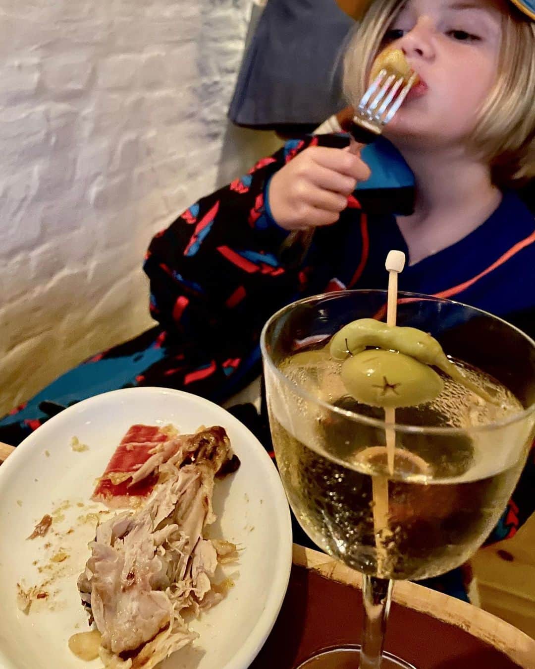 クレア・コフィーのインスタグラム：「Hard to convince Cal that octopus tastes like “the best chicken ever” when the actual best chicken ever is also sitting on the table. @barvinazo, you were a 10/10! Thank you @joecampanale & @chefsilviagarcianevado for bringing this absolute knockout to the neighborhood!  Our order: Aceitunas Pan con tomate Boquerones Leonora Jamón ibérico de bellota Pulpo Fideuà Pollo en pepitoria MOLTEN CHOC CAKE  #530res #kidfood #familymeal」