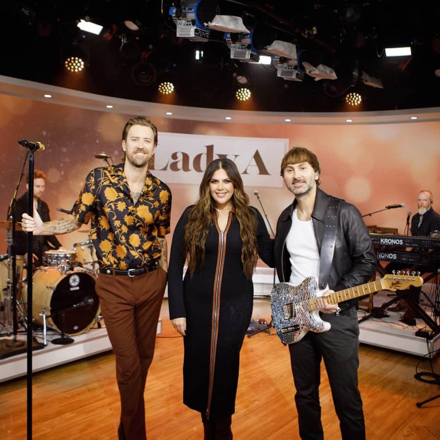 ヒラリー・スコットのインスタグラム：「Love You Back on @todayshow in Studio 1A with @ladya 🧡 @hodgesusry 📸 @jessberriosartistry 💄 @katiepullman 👗 asst. & PA extraordinaire! 🧡🧡🧡」