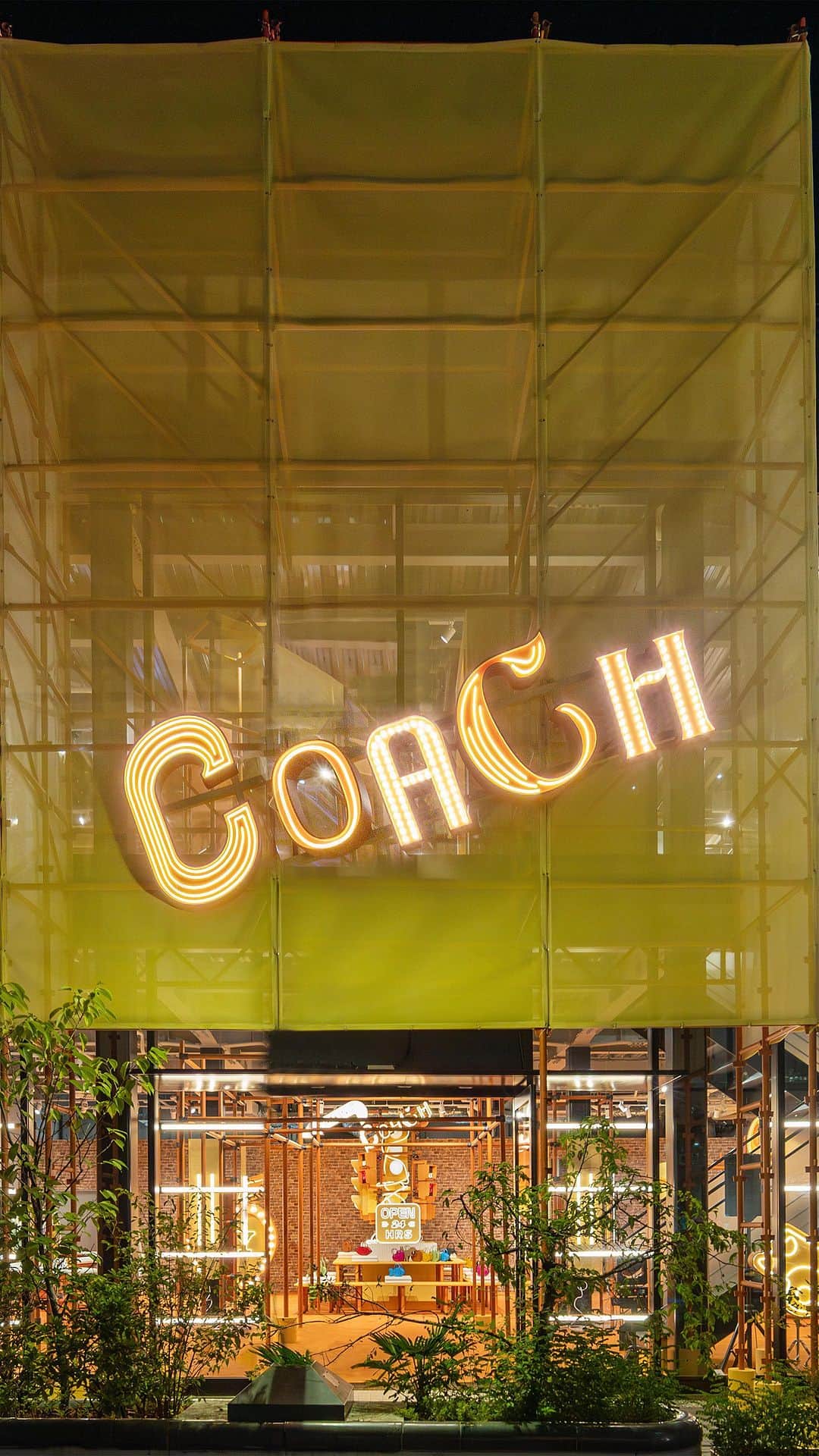 コーチのインスタグラム：「Guess where this pop-up appeared? (Hint: it’s a world-famous neighborhood where fearless self-expression always shines.) 💫 Stay posted for more Coach pop-ups, coming your way soon. #WearYourShine #CoachNY」