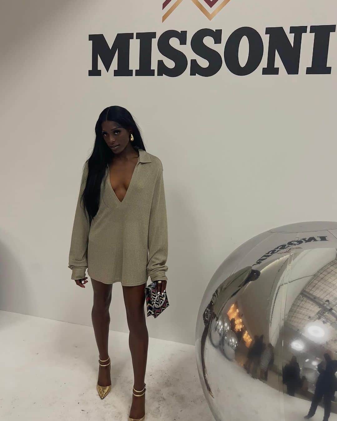 ダリル・ニータのインスタグラム：「Also me when not in spikes and a race bib 🥹😅  @missoni in Milan 🧡🇮🇹  Loved the show and the collection, thanks for having me! 😍  #MFW ❤️  Styled by @bethanyferns 💖」