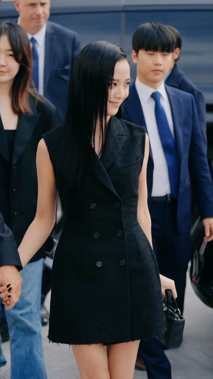 ELLE Magazineのインスタグラム：「#Jisoo looked gorgeous at the #DiorSS24 show in Paris. 🖤 The #Blackpink star wore a tailored dress from the newly-unveiled collection by @MariaGraziaChiuri. @Dior   Video: @nishajohny」
