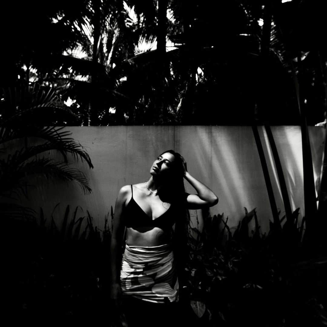マリア・マニュエルのインスタグラム：「B&W in the Mentawais with @morganmaassen」
