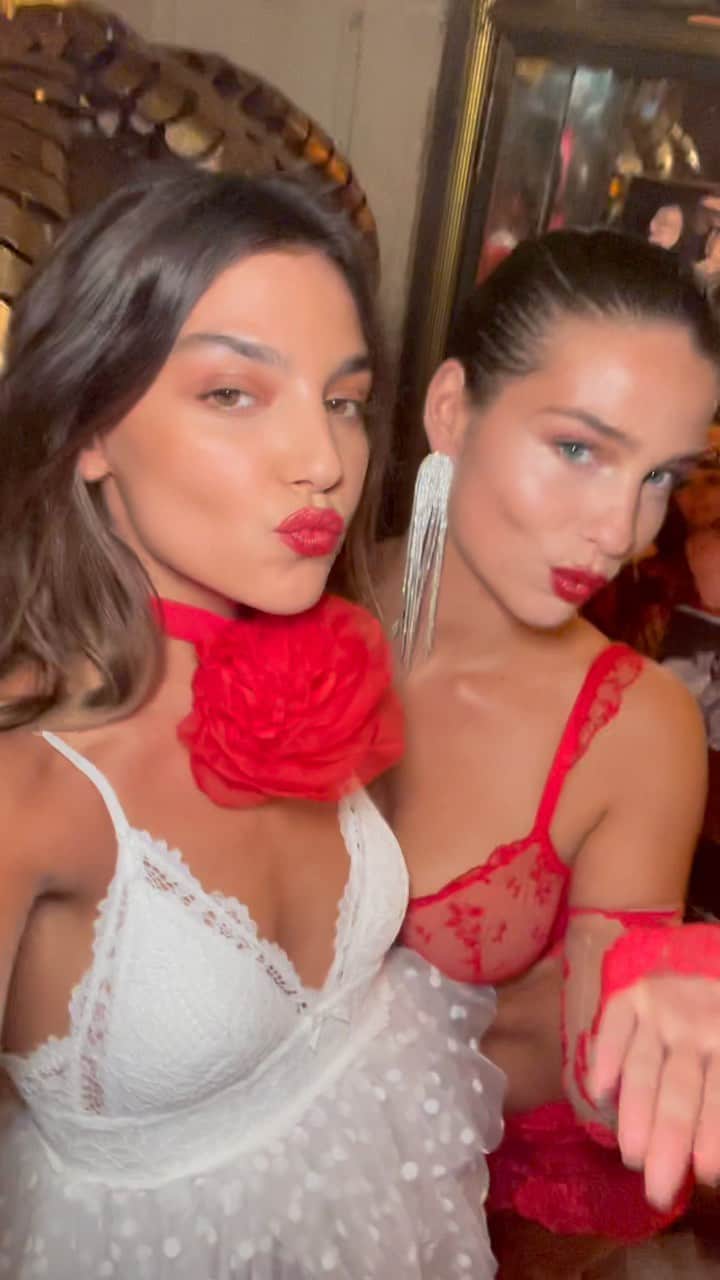 のインスタグラム：「Ce soir, #MACBackstage vous emmène au show @etam au mythique night-club le Palace ! 😇  Avec @etam, notre Senior Artist @tomsapin a imaginé et créé avec l’aide de nos mua, un look en hommage aux nuits parisiennes de la fin des années 70 et du début des années 80.   Notre #MACStudioRadiance a été aperçu sur TOUTES les modèles de ce catwalk ! 🤩  On vous en dit plus sur les looks de ce défilé demain ? 💕  #MACBackstage #Etam #EtamLiveShow #ParisFashionWeek #PFW」