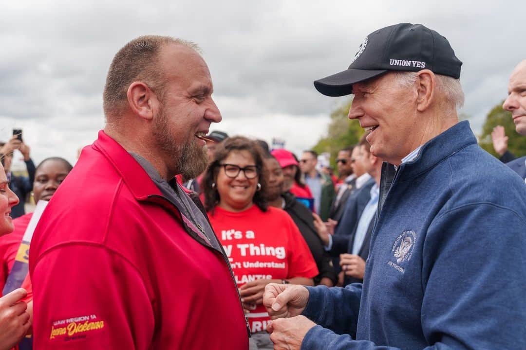 The White Houseさんのインスタグラム写真 - (The White HouseInstagram)「Today, President Biden joined the picket line with UAW members in Wayne County, Michigan – marking the first time a sitting President has visited a picket line in modern times.  The Biden-Harris Administration is proud to be the most pro-union Administration in history.」9月27日 5時00分 - whitehouse