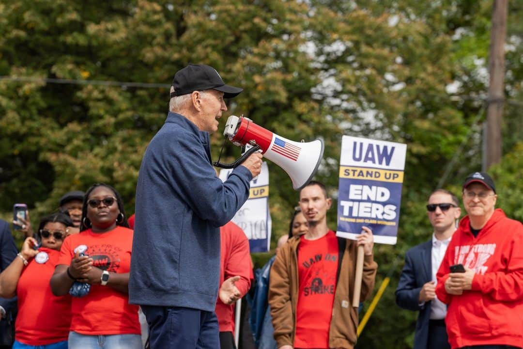 The White Houseさんのインスタグラム写真 - (The White HouseInstagram)「Today, President Biden joined the picket line with UAW members in Wayne County, Michigan – marking the first time a sitting President has visited a picket line in modern times.  The Biden-Harris Administration is proud to be the most pro-union Administration in history.」9月27日 5時00分 - whitehouse