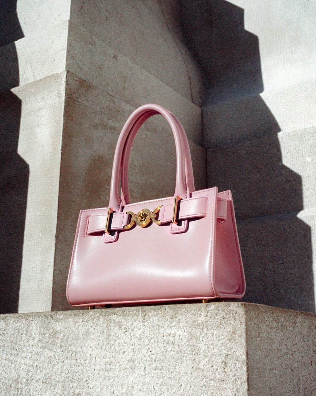 ジャンニヴェルサーチのインスタグラム：「Medusa '95 Tote Bag Piazza Duca d'Aosta, Milan  Photography by Leonardo Scotti  #VersaceSS24」