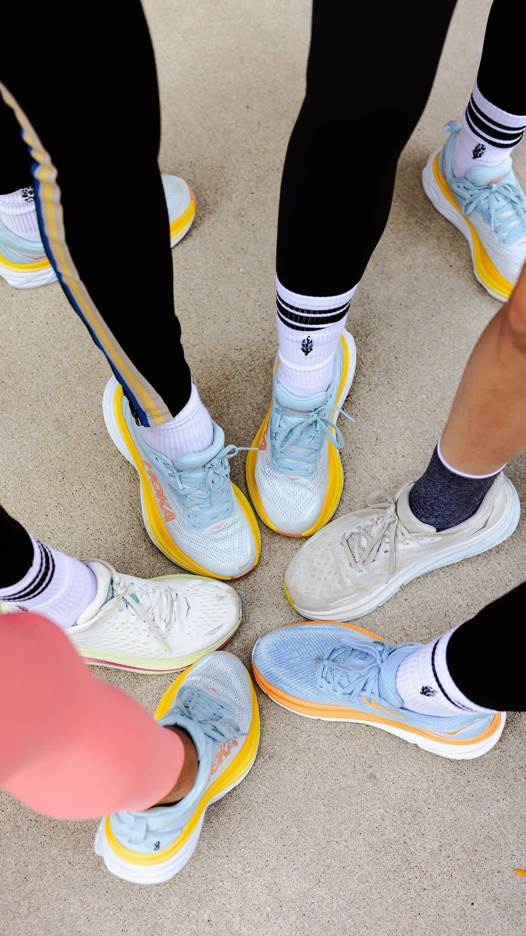 ホカオネオネのインスタグラム：「Chicago Half Shakeout with @hoka x @fpmovement ✔️ Our community showed up and brought their all to celebrate and prep for the Chicago Half Marathon this weekend! We love moving with you and can’t wait to see you at the next Run Day 💙 Congrats to all of the runners!   Missed the shakeout? Join us for the next Run Day in your city with #FPMovement x #Hoka! Find details at the link in our bio 👟」