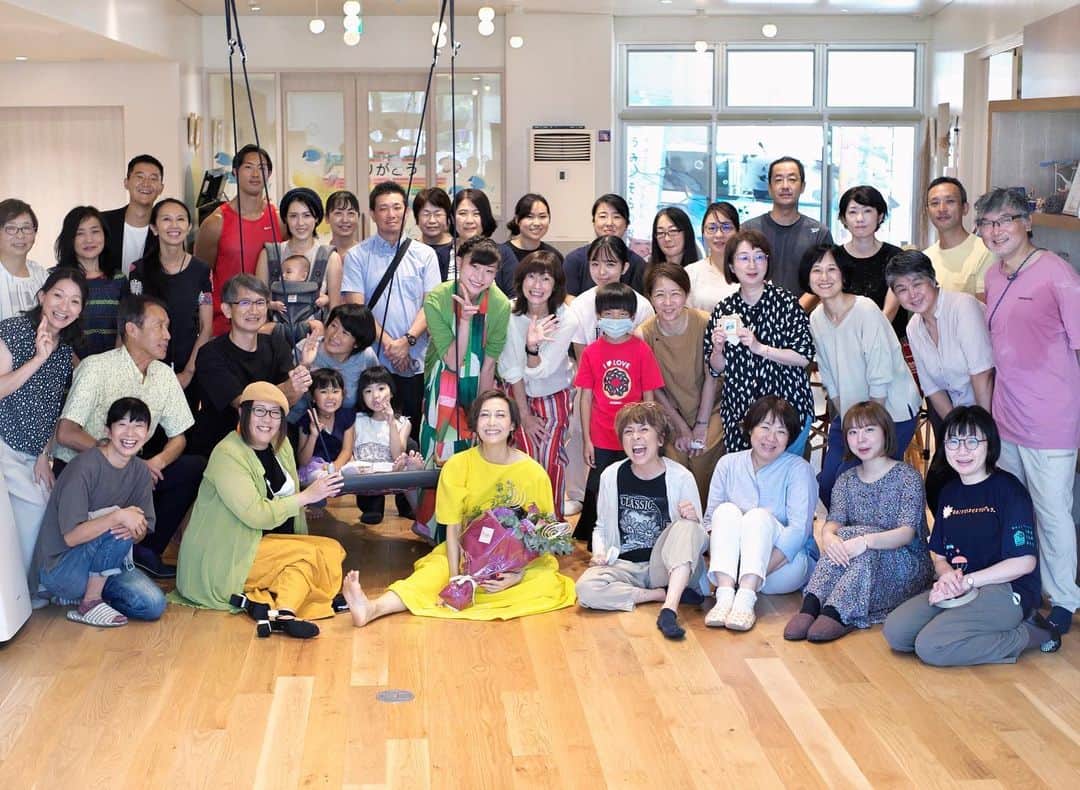 一青窈さんのインスタグラム写真 - (一青窈Instagram)「金沢八景にある 「横浜こどもホスピス」でLiveをしました。  gt.長井ちえ piano.葛岡みち  @yokohama_childrens_hospice   PHOTO：村上 健  #hospice #childcare #grief #care #family」9月27日 5時16分 - yohitotoyo