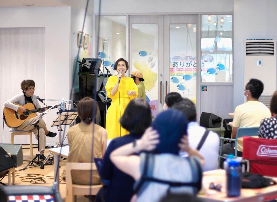一青窈さんのインスタグラム写真 - (一青窈Instagram)「金沢八景にある 「横浜こどもホスピス」でLiveをしました。  gt.長井ちえ piano.葛岡みち  @yokohama_childrens_hospice   PHOTO：村上 健  #hospice #childcare #grief #care #family」9月27日 5時16分 - yohitotoyo