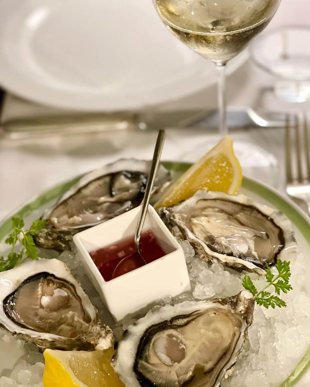 のインスタグラム：「ミラノでの最後の晩餐は、 @giacomo_milano で。魚介類に飢えてきたところで、とても美味しかった。前菜に牡蠣をいただき、メインにはカサゴの一皿を。ちびさんはウエイターさんのおすすめパスタ。」
