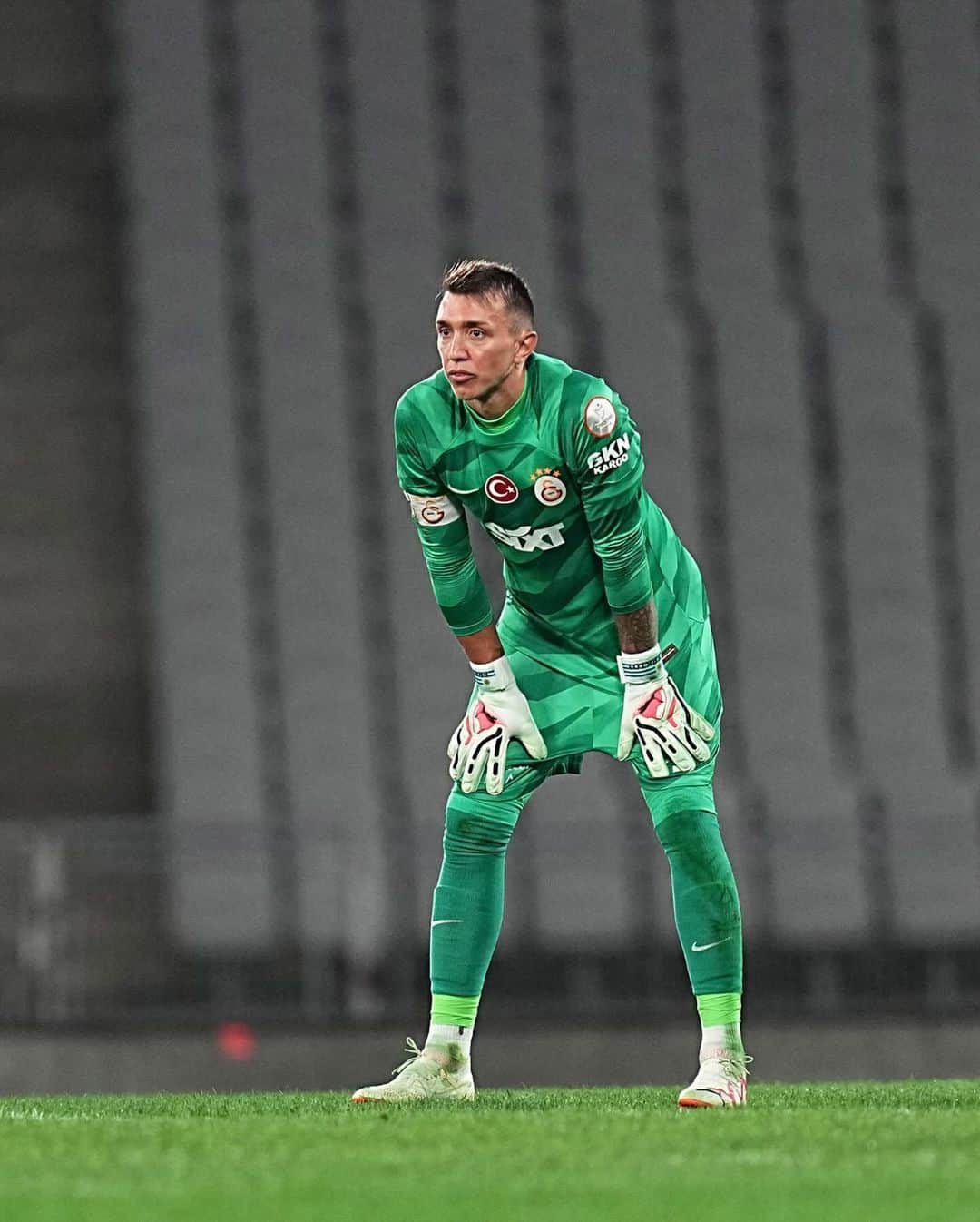 フェルナンド・ムスレラのインスタグラム：「3 important points coming home with us. A shoutout to the fans for the support 🦁 Eyes on Saturday now! ⏭️  3 puntos importantes, gracias a los fans por el apoyo 🦁 Ahora, enfoque en el sábado! ⏭️  #Cimbom  #İSTvGS」