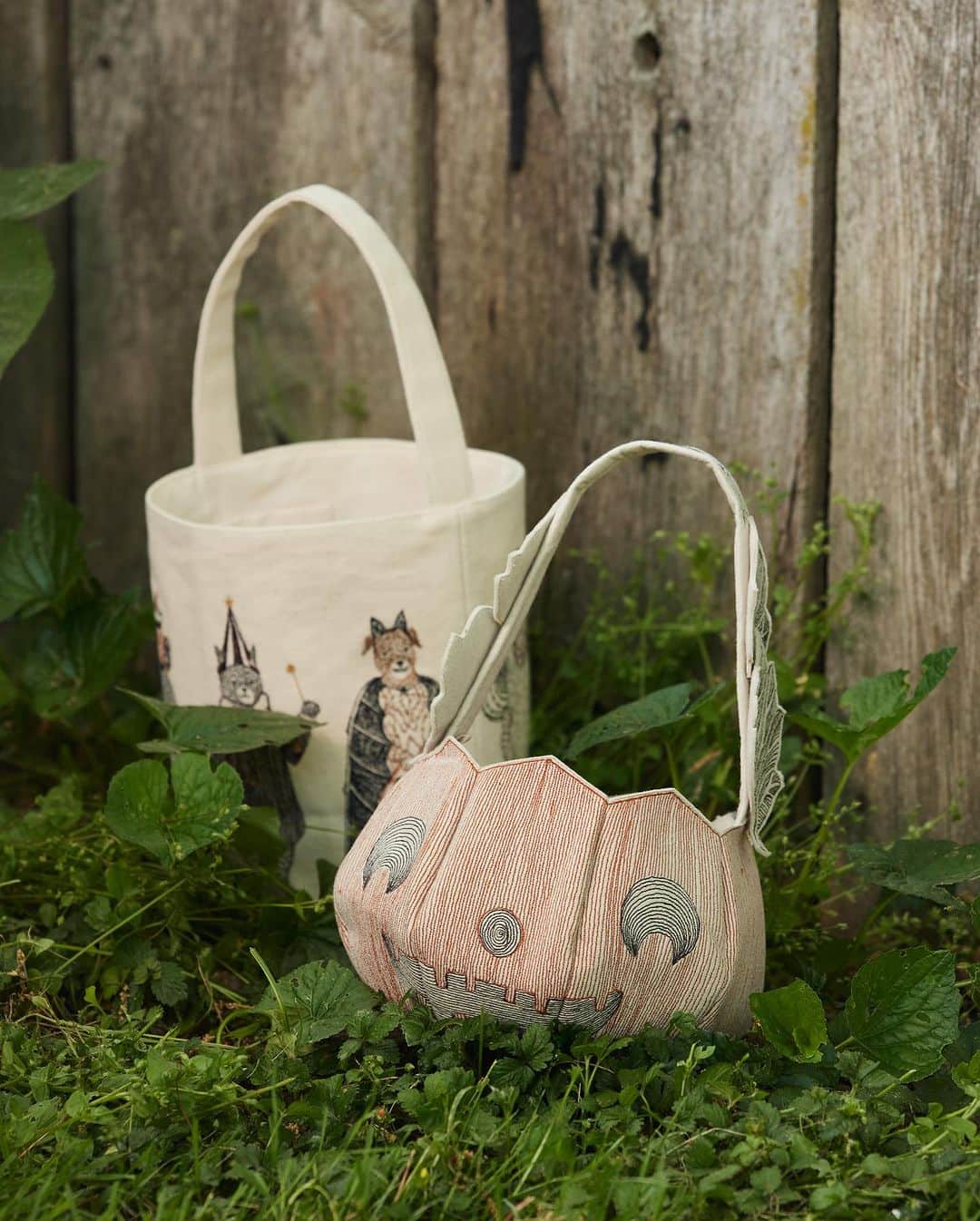 コーラル アンド タスクのインスタグラム：「Get yourself a trick-or-treat bucket that’s as cute as your costume. 🎃🍬🧙‍♀️🦇 #coralandtusk #halloweendecor #trickortreatbag」