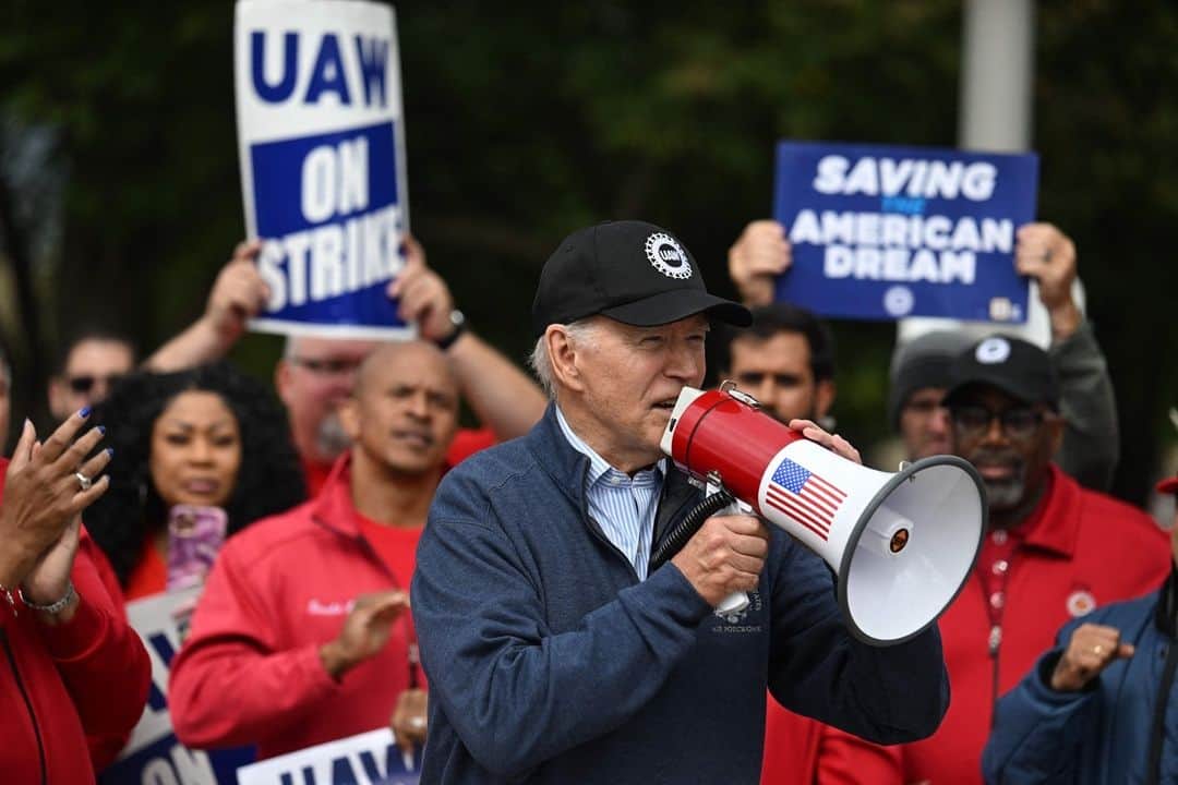TIME Magazineさんのインスタグラム写真 - (TIME MagazineInstagram)「In a historic move, President Joe Biden joined United Auto Workers strikers on the picket line today.  Learn more about why the UAW is striking at the link in bio.  Photograph by Jim Watson—@afpphoto/@gettyimages」9月27日 5時22分 - time