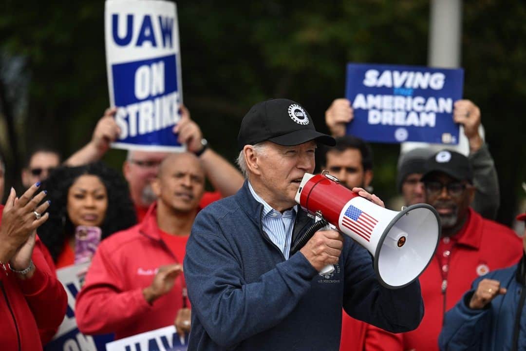 TIME Magazineのインスタグラム：「In a historic move, President Joe Biden joined United Auto Workers strikers on the picket line today.  Learn more about why the UAW is striking at the link in bio.  Photograph by Jim Watson—@afpphoto/@gettyimages」