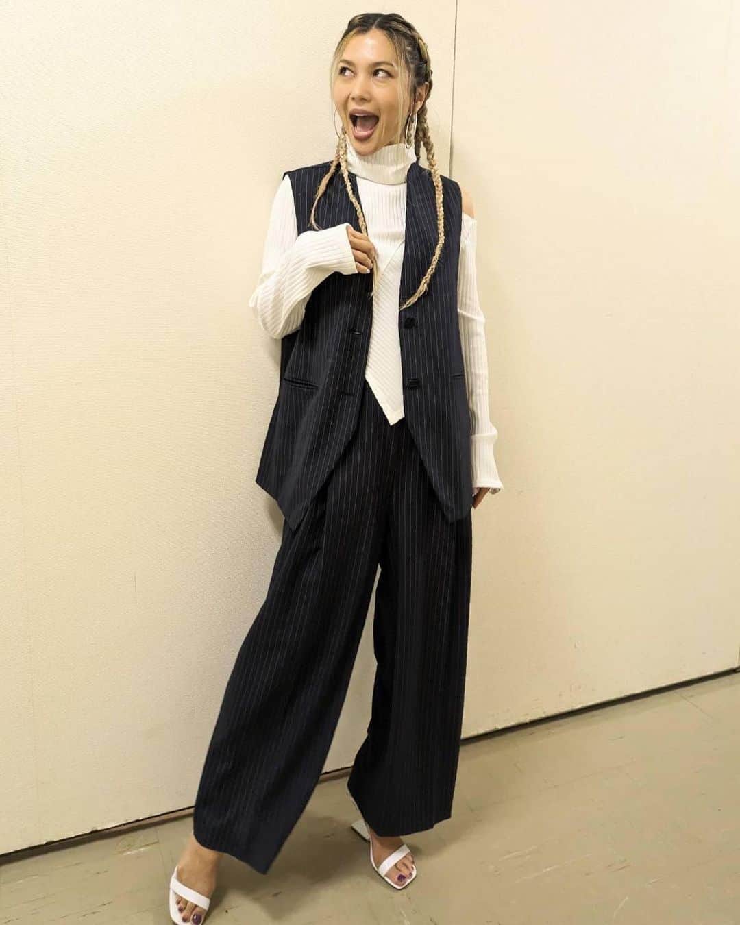 のインスタグラム：「記者会見前の踊る練習with @yumekitakenaka_ . そして本番後肩／膝痛い . My outfit Style by @ano4422. Clothing brand @henai_official . Make up/ Hair style by @sorachichimakeup. Thank you my team 🔥🙏👏」