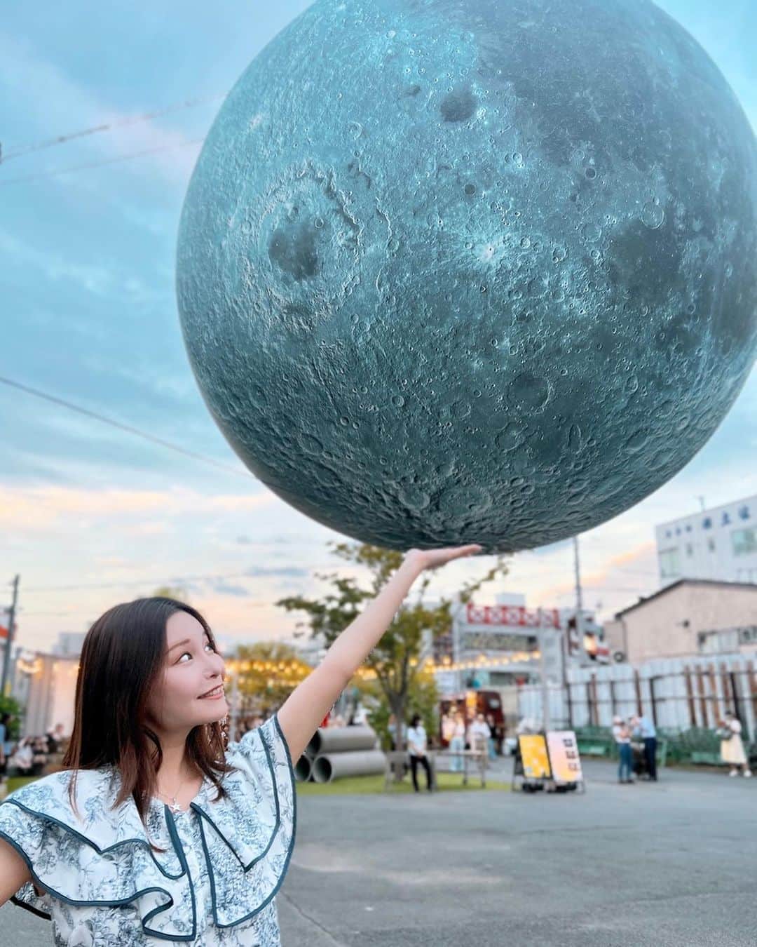 利咲さんのインスタグラム写真 - (利咲Instagram)「巨大な月が下北沢に！「ムーンアートナイト下北沢」@moonartnight_shimokitazawa へ行って来ました！幻想的な月が美しいアートフェスです🌕 私はアートが大好きなのでこういったイベントが世田谷区で行われていることがとても嬉しいです！  この月は海外アーティストのルーク・ジェラムの作品で、直径7mもあるそう。 夕方の明るい時間帯は不思議な惑星のようで、夜はライトアップされます。たくさんの方々が月を見に訪れていました。写真映えが凄い✨  また、アマンダ・パーラーの作品である巨大なウサギのインスタレーション「Intrude」は、カトリック世田谷教会とBONUS TRACKの駐車場にて見ることができます。 これ、一匹バージョンのウサギさんは実物がとにかく大きくて迫力があるので驚きますよ👀‼️  普段立ち入ることのできない東北沢駅屋上では鬼頭健吾が手掛ける作品、カラフルな線が織りなす「Lines」の空間を楽しむことができました。 チケットをNFTで購入するなど最新ツールをしていたりと新たな試みが素晴らしい🤩  月とウサギ🌕🐇なんて女子からしたらたまらないですよね〜 これだけではなく飲食店では限定メニューや天体観測のイベントなど、街全体がムーンアートナイトを盛り上げていてさすが文化と芸術の街、下北沢ですね。  下北沢はライブハウスや小劇場、古着屋さんのイメージだった方もいらっしゃると思いますが、それだけではなく街がどんどん開発され綺麗になって、ヨーロッパの雰囲気やアジアンストリートなどもあり、ぜひ今の下北を見て堪能して欲しいです✨ まち歩きがこんなに楽しい街はなかなかないですよ☺日本らしさもあるので海外の方にも喜んで頂ける雰囲気です。  こちらのイベントは中秋の名月の時期に合わせて開催されているそうですが、 今年は10/1(日)まで！  ぜひとも皆さんお立ち寄りください♪  #ムーンアートナイト下北沢 #ムーンアートナイト下北沢2023 #ムーンアートナイト #moonartnightshimokitazawa #moonartnightshimokitazawa2023 #artnight #アートナイト #下北線路街空き地 #東北沢駅屋上 #reload #カトリック世田谷教会 #シモキタエキウエ #BONUSTRACK #下北沢 #東北沢 #世田谷代田 #アートフェス #shimokitazawa  #LukeJerram #ルークジェラム #AmandaParer #アマンダパーラー #鬼頭健吾 #セーラームーン #🌙 #setagaya  #世田谷区 #世田谷区イベント #世田谷区議会議員 #若林りさ」9月27日 16時40分 - himeringo908
