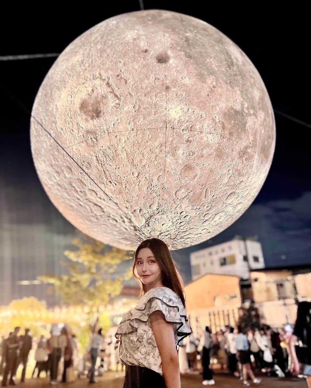 利咲さんのインスタグラム写真 - (利咲Instagram)「巨大な月が下北沢に！「ムーンアートナイト下北沢」@moonartnight_shimokitazawa へ行って来ました！幻想的な月が美しいアートフェスです🌕 私はアートが大好きなのでこういったイベントが世田谷区で行われていることがとても嬉しいです！  この月は海外アーティストのルーク・ジェラムの作品で、直径7mもあるそう。 夕方の明るい時間帯は不思議な惑星のようで、夜はライトアップされます。たくさんの方々が月を見に訪れていました。写真映えが凄い✨  また、アマンダ・パーラーの作品である巨大なウサギのインスタレーション「Intrude」は、カトリック世田谷教会とBONUS TRACKの駐車場にて見ることができます。 これ、一匹バージョンのウサギさんは実物がとにかく大きくて迫力があるので驚きますよ👀‼️  普段立ち入ることのできない東北沢駅屋上では鬼頭健吾が手掛ける作品、カラフルな線が織りなす「Lines」の空間を楽しむことができました。 チケットをNFTで購入するなど最新ツールをしていたりと新たな試みが素晴らしい🤩  月とウサギ🌕🐇なんて女子からしたらたまらないですよね〜 これだけではなく飲食店では限定メニューや天体観測のイベントなど、街全体がムーンアートナイトを盛り上げていてさすが文化と芸術の街、下北沢ですね。  下北沢はライブハウスや小劇場、古着屋さんのイメージだった方もいらっしゃると思いますが、それだけではなく街がどんどん開発され綺麗になって、ヨーロッパの雰囲気やアジアンストリートなどもあり、ぜひ今の下北を見て堪能して欲しいです✨ まち歩きがこんなに楽しい街はなかなかないですよ☺日本らしさもあるので海外の方にも喜んで頂ける雰囲気です。  こちらのイベントは中秋の名月の時期に合わせて開催されているそうですが、 今年は10/1(日)まで！  ぜひとも皆さんお立ち寄りください♪  #ムーンアートナイト下北沢 #ムーンアートナイト下北沢2023 #ムーンアートナイト #moonartnightshimokitazawa #moonartnightshimokitazawa2023 #artnight #アートナイト #下北線路街空き地 #東北沢駅屋上 #reload #カトリック世田谷教会 #シモキタエキウエ #BONUSTRACK #下北沢 #東北沢 #世田谷代田 #アートフェス #shimokitazawa  #LukeJerram #ルークジェラム #AmandaParer #アマンダパーラー #鬼頭健吾 #セーラームーン #🌙 #setagaya  #世田谷区 #世田谷区イベント #世田谷区議会議員 #若林りさ」9月27日 16時40分 - himeringo908