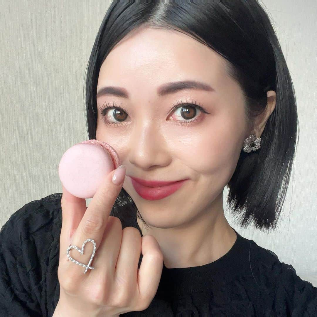 アレルギーナビゲーター 細川真奈 ❤のインスタグラム：「#卵乳小麦不使用 ピンクのマカロン🩷  スゴイ！ 凄い時代になりましたよ！！！  マカロンが✨ あの、ピンクのマカロンが💕 #小麦不使用 #卵不使用 #乳不使用 で発売される時代になるだなんて…🥺❤️ ※大豆、アーモンドプードルは使用しております。  スワイプ⑤枚目 ピンクマカロン（通称オカロン）、白いクリームの方はあの @halokada_vegansweets のショートケーキを彷彿させるお味がします😍🥰🤤🍰💖  "ショートケーキ味のマカロン" って世の中にあるの？！！  もはや「食物アレルギー」、「ヴィーガン」関係なく誰が食べても絶対に美味しくて幸せになるスイーツ🩷🩷🩷  岡田シェフ @halokada_229 、 夢を叶えてくださりありがとうございます✨✨  あぁ、 みんなに食べてもらいたいなぁ〜😍❤️  #美味しいって幸せ 💕  📍halokada vegan sweets lab @halokada_vegansweets  @halokada_229  東京都渋谷区広尾5-4-18   #ヴィーガンマカロン #卵不使用マカロン #ピンクマカロン #ショートケーキマカロン #ヴィーガンスイーツ #vegantokyo #veganhiroo #植物性スイーツ #卵アレルギー #乳アレルギー #山芋アレルギー #ナッツアレルギー #食物アレルギー #アレルギー #大人の食物アレルギー #アレルギーナビゲーター #foodallergy #foodallergies #allergynavigater #食物アレルギー_東京 #食物アレルギー_広尾 #食物アレルギー_スイーツ #アレコレグルメ広尾」