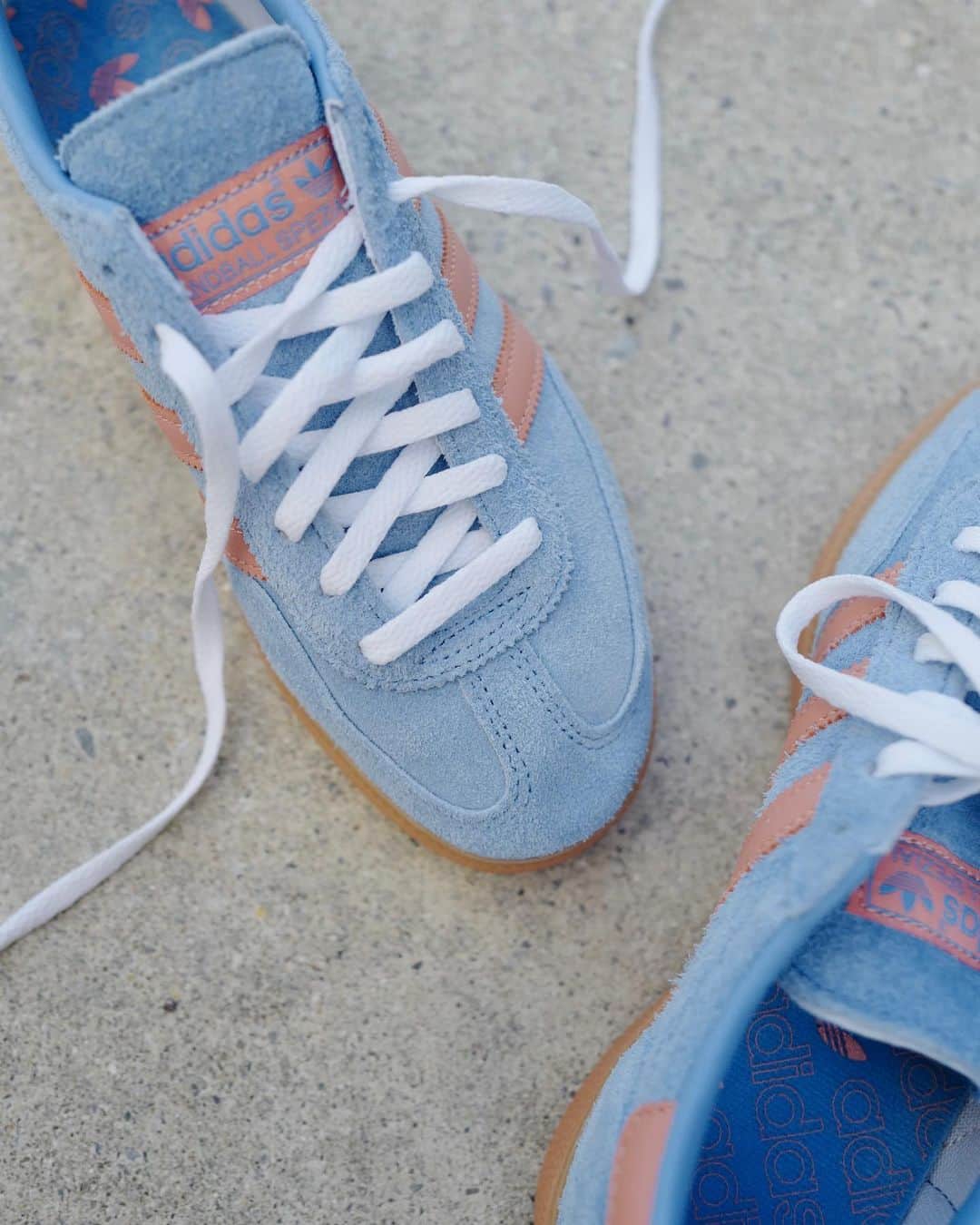 武智志穂のインスタグラム：「@adidastokyo HANDBALL SPEZIAL 可愛すぎるカラーリングに一目惚れ！ （他のカラーも狙っている。）  沖縄に移住して以来、靴を履くことが減ったので🏝️ スニーカーを買ったのは何年ぶりかな〜😂 シンプルなコーディネートでもアクセントになってくれるし歩きやすいし、良いお買い物ができました。」