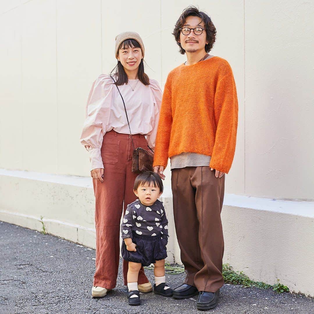 ハグマグ編集部のインスタグラム：「アツミさん＆ユウダイさん、カンセイくん・ 1歳  夫婦は暖色カラーでリンク🍁 キッズのブラックで引き締めて！  ［mama］ Tops：AKTE Bottoms：GALERIE VIE Hat：THE H.W.DOG&CO Necklace：anil Bag：The Row Shoes：Clarks  ［papa］ Tops＆Bottoms：DELUXE Inner：vintage Shoes：Clarks  ［kids］ All-in-one：H&M Bottoms：Handmade Socks：WuTu Kahoruiso Shoes：ASICS ___________________________________  詳しくはウェブサイトの記事で紹介中。プロフィールのリンクからチェックしてね🌼 @hugmug_insta ___________________________________ #hugmug#ハグマグ#親子スナップ#ママファッション#ストリートコーデ#ガーリーカジュアル#秋コーデ#秋ファッション#秋服#リンクコーデ#親子リンク#キッズファッション#キッズスタイル#ママコーデ#ママコーデファッション#カジュアルコーデ#秋色カラー#おしゃれキッズ#ベビー服#男の子コーデ#女の子コーデ#家族コーデ#ファッションスナップ#親子ファッション#家族コーデ#家族写真#家族スナップ#親子リンクコーデ#親子ペアルック#親子装#ハグマグファミリー」
