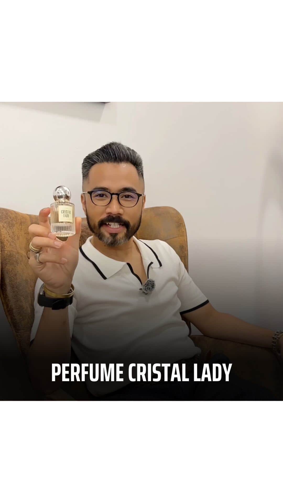 Wak Doyokのインスタグラム：「Wahhh korang tahu tak perfume ni tengah viral sekarang sebab bau sedap ?! Laku keras tau !! Dia punya bau tu sangat ekslusif !!  Bau yang sangat romantic dan boleh tahan lama tau !! Ni kalau perempuan lalu sebelah auto pandang , menggoda manjahhh .   Kalau nak mudah !! Korang boleh dapatkan di tiktok papalaris/shahidadherbs2 tau . Bila time live korang boleh dapat harga runtuh !!   Boleh comment atau whatsapp agent-agent kami dan mereka akan membalas dengan segera  1 .Zahirah  016- 3616289 Selangor/Kuala Lumpur @butikashijabdherbs @zahirahsoo.zs *BUTIK AS HIJAB & D’HERBS* Lot G34 & G35 Giant Hypermarket Jalan PJU 5/1, Kota Damansara,47810 Petaling Jaya,selangor  2.Rahimah 017 - 3742851 Shah Alam  @as.hijabexclusive   3.Zana 011-11757532 Gombak/Batu Caves @zanayusof_aslegacy  4.Marina 013 - 2048584 Lembah Klang @marina_zzain  5 .Fadzrul 017- 2388234 Selayang / Kepong @coach_fadzrul   6.88retailer - 0198886017 Sabah   7.Nurul fadzilah 011- 57816647 @kak.n_aslegacy.kl  @as.hijabexclusive_kl  8.Haidaacma 019- 2481528 Klang @acmahaidir @butikdherbsklang  Lot S02, 2nd Floor, Aeon Bukit Tinggi Shopping Centre, Bandar Bukit Tinggi 2, 41200 Klang, Selangor  9.zulfa 65 90610915 Singapore  @dherbs_singapura  10. Jannah 65 87371793 Singapore @as.legacy.global  11.Diana jaafar 017 - 2022927 Hulu Klang / Ampang @diana.heyyheyy  12 . En rahman - 01111883908 Selangor   13.liss delly +62 812-80208321 Indonesia  *ANDA BERMINAT UNTUK MENJADI AGENT KAMI?* Hubungi kami segera!!!」
