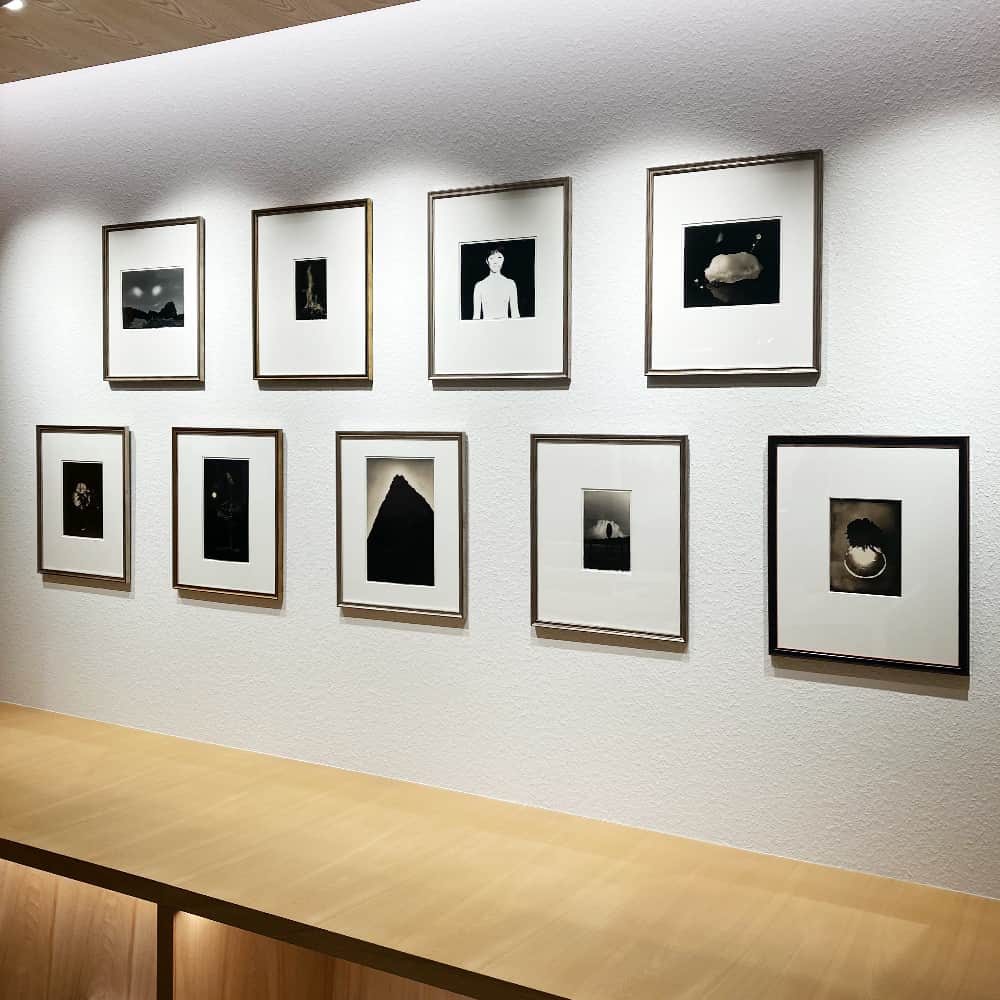 銀座 蔦屋書店さんのインスタグラム写真 - (銀座 蔦屋書店Instagram)「山本昌男作品展 「くらやみ Kurayami – In Darkness, the Light」  写真家・山本昌男の作品展「くらやみ Kurayami – In Darkness, the Light」を2023年9月26日（火）から10月16日（月）の期間に店内GINZA ART SQUAREにて開催します。今年7月に刊行した作品集で発表された作品のオリジナルプリント（ゼラチンシルバープリント）、越前和紙ピエゾグラフィーまた都内初展示となるガラス湿板作品も合わせて展示します。  ⾃然の神秘性を追求し、⼈と⾃然が⽣み出す究極の美に挑み続ける写真家・⼭本昌男。繊細で詩的な写真作品ンスタレーションが国際的に⾼く評価されており、簡潔で巧みな構図と⽇常に潜む美に焦点を当てた作品は、最⼩限の要素で無限の解釈をうみだす俳句に例えられることがあります。それらの作品は、東京都写真美術館のほかヨーロッパ写真美術館など欧米でも展示され、カナダ国立美術館、イェール大学美術館、ヴィクトリア&アルバート博物館といった名だたる施設に収蔵されています。今年の7月、作品集『Kurayami』が山本と音楽家・内田輝とのコラボレーション2作目として、フランスの iikki booksより出版されました。本展では、『Kurayami』で発表された作品群を、同作品集と過去に出版された山本の希少本と共に展示します。独自のトーニング技法を駆使したアナログなプロセスで制作されたゼラチンシルバープリント作品のほか、都内では初展示となる“コロジオンプロセス”と呼ばれるガラス湿板作品４点も展示します。  [アーティストプロフィール] 山本昌男／Yamamoto Masao 16歳より写真を撮り始め、絵画の勉強を経たのち、写真技法（主にゼラチンシルバープリント）による作品発表に至る。94年サンフランシスコでの展示を皮切りにアメリカ市場での発表が続き、96年Yancey Richardson Gallery, NYでの個展開催。06年よりヨーロッパに於いても活発な展示活動を開始。欧米日本のみならず、モスクワ、サンパウロでも美術館や画廊にて展示開催。NYタイムス他アート雑誌などのメディアにも多数掲載。 山梨県の八ヶ岳南麓に在住し、自然に囲まれた環境にて制作活動を続けている。 Web site：http://www.yamamotomasao.com  【展覧会歴】 2023 “AMBROTYPES ”Yancey Richardson Gallery, New York “Tomosu” Gallery Albert Baumgarten, Freiburg, Germany “New Works ” Jackson Fine Art, Atranta GA “Tomosu” Fifty one Gallery, Antwerpen “New Works ” Craig Krull Gallery, Santa Monica,LA 2022 “La vie simple” Galerie Stefan Vogdt, München 2021 “Un monde dans la main” Galerie Camera Obscura, Paris “Son Album” La Fabrique du Pont d’Aleyrac, Ardeche France “Yamamoto Masao” Musée Mallarmé, Paris “Bonsai” PDX Contemporary Art, Portland, OR 2019 “Itteki” Yancey Richardson Gallery, NY “Yamamoto Masao” Kiyosato photo Art Museum, Yamanashi Japan “Bonsai” Galerie Baumgarten, Freiburg Germany “Bonsai” Robert Koch Gallery, SF “Bonsai” Jackson Fine Art, Atlanta GA “Bonsai” Mizuma Art Gallery, Tokyo その他の経歴は詳細ページをご覧ください。  ▶詳細はこちら https://store.tsite.jp/ginza/blog/art/35937-1654010915.html  ▶OIL by　美術手帖 https://oil.bijutsutecho.com/artist/629  @mizumaartgallery @ginzatsutayabooks_photofashion #山本昌男 #masaoyamamoto #写真 #フォトグラファー #photo #photography #photograph #photographer #subculture #gsix #ginzasix #銀座 #蔦屋書店 #ginza #銀座蔦屋書店 #ginzatsutayabooks #tsutayabooks」9月27日 16時38分 - ginza_tsutayabooks