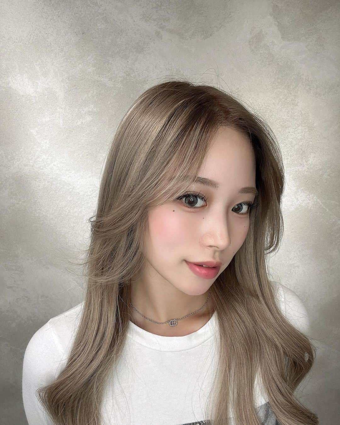 erinaさんのインスタグラム写真 - (erinaInstagram)「New hair💛 今までにないぐらいハイトーンでロングにしたよんっどーかな？  ロングの時はいつも前髪作るけど今回はなしにした💁🏼  いつも無理言っても完璧にしてくれる 天才さん✨️ エクステもサッラサラやしめっちゃ馴染むからまじで良い！！ 大阪でエクステつけるんやったらここ🫶🏻」9月27日 15時14分 - e___rrina