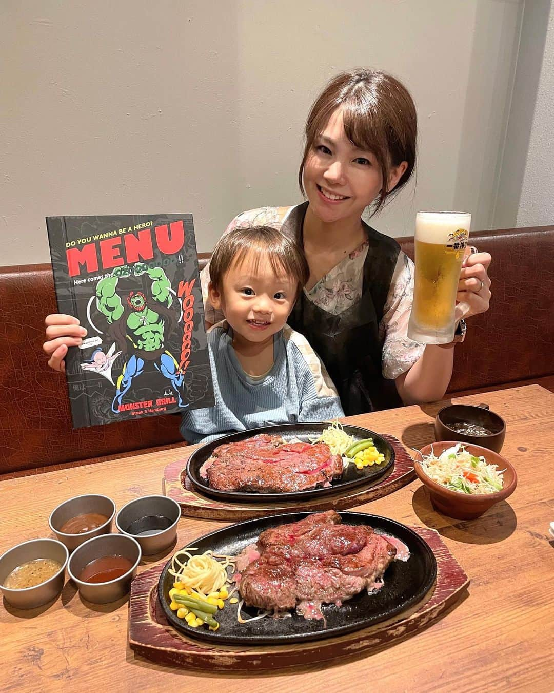 長谷川真美のインスタグラム：「ほんともう最高🙌  #モンスターグリル @mg_goodneeds で お肉を堪能してきたよ〜💕  どーん！っと モンスターステーキが450g❣️ キリン一番搾り生と一緒に 幸せすぎる時間…😋🍺  『モンスターステーキ』は チャック(肩ロース)っていう部位で 程よい脂身と柔らかい肉質🥩  お酒とピッタリだし 脂身がちょうど良いから もたれずにモリモリ食べれました💓  子どもたちも大喜び〜🙌✨  PR @mg_goodneeds  #モンスターグリル #モンスターステーキ #東京ステーキ #水道橋ディナー #水道橋グルメ #子連れ #子連れディナー #子連れランチ #肩ロース #チャック #肉スタグラム #肉女子」