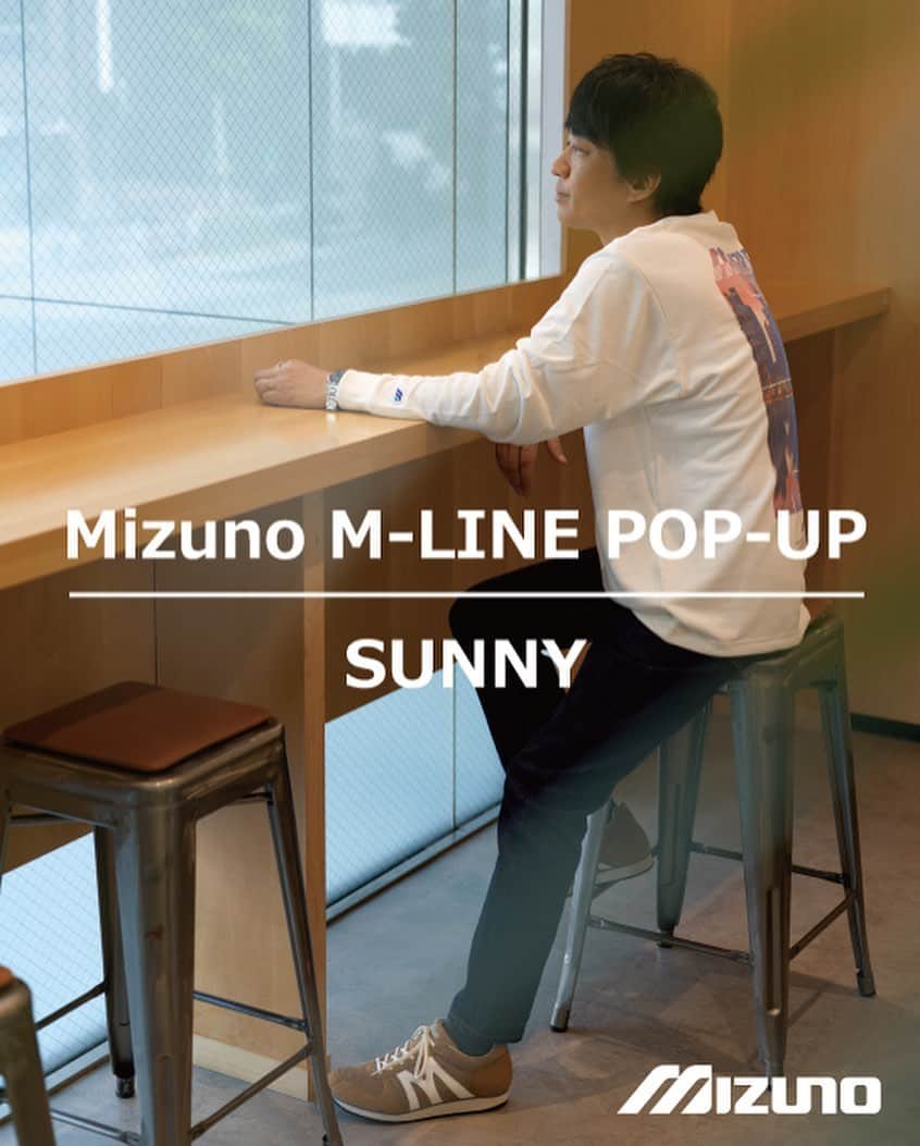 MIZUNO1906 Official Accountさんのインスタグラム写真 - (MIZUNO1906 Official AccountInstagram)「【Mizuno M-LINE POP-UP】 サイドのラインに〝Ｍ〟を使用した、クラシックなM-LINEシューズの世界観を表現したPOP-UPを開催 。   サイドのラインに〝Ｍ〟を使用したM-LINEシューズは、ランバードロゴが誕生する以前、主に1970年代～1980年代に使用されていたロゴになります。    当時スポーツシューズとして開発・販売してきた製品は、現在ではクラシックなラインとして、当時の面影を残しながらライフスタイルシューズとして大切に開発・販売を続けています。    今回のPOP-UPでは、日本製のMIZUNO MR1を中心に、モデルやカラー、バリエーションを持たせたラインナップとなっています。    イメージモデルには、ミュージシャンのSUNNY（サニー）を起用。  彼は、学生時代にスポーツを通し当時のM-LINEシューズにも思い入れがあり、且つ現在でも多くの製品を愛用いただけている中で発展的に実現しました。    ミズノ会員のお客様、SUNNY様のファンの方にも喜んで頂ける〝特典〟を用意しお待ちしています。    ■SUNNY コメント  幼少の頃、同じクラブチームの俊足レフティがMライン(オレンジ!)を履いていました。 当時はサッカーシ  ューズのMラインは珍しかったのか、結局手にする事は出来ずじまい... やがて大人になり僕は音楽家 として、サッカーは生きるうえで愉しみの一つとなりました。  時を経て、そんな僕が長い人生も半ばに差し掛かり、ひょんなことからMラインと再会します。途端にこ れからの季節が輝かしく想えて、ふと笑顔になるのです。    ■SUNNY Profile  2000年メジャーデビュー後、長年にわたり様々なアーティストやバンドのツアー、レコーディング のサポートを続ける。その中でもMr.Childrenとは20年来の付き合いで、9月より開催中の Mr.Children Tour 2023/24 「miss you」に於いても、キーボード、コーラスを担当。  歌に寄り添うプレイとコーラスが持ち味。    ■ランバードロゴ  「惑星の軌道」から発想した曲線で構成されているデザイン。このデザインをみて「走っている鳥」のように  見えたことから「ランバード」という愛称がついた。この「ランバード」には、「RUN＝健康・スポーツ」  「BIRD＝自由な精神と創造力の広がり」という意味が込められています。    ■開催店舗■  MIZUNO TOKYO 　東京都千代田区神田小川町3-1  MIZUNO OSAKA CHAYAMACHI　 　大阪府大阪市北区茶屋町13-5    ■開催期間■  2023年9月29日(金)～10月20日(金)  ＊休館日　東京11日(水)　　大阪17日(火)    ■特典■  ①ミズノ公式アプリ会員にお得なクーポンプレゼント(最大15%オフ)  ＊当日入会も可能です。  ＊クーポンは各直営店でご使用いただけます。  ＊クーポンは、9月27日〜10月12日の期間ご利用いただけます。 ＊取り扱い商品は各直営店で異なりますので、恐れ入りますが店舗にお問い合わせください。    ②SUNNY直筆サイン入りポストカードプレゼント  ＊対象商品お買い上げで各店舗 先着10名様（合計20名様）。  ＊ポストカードのご希望、有無は、恐れ入りますがスタッフにお尋ねください。    ■対象商品■  MIZUNO MR1、MLC商品全般  ＊在庫状況は店舗によって異なります。    ■サイズ■  22.5 cm～28.0,29.0cm（ハーフサイズあり）  ＊モデルによって異なります。    ■POP-UP協力■  モデル　　　 SUNNY  ヘアメイク　 杉本 和弘  撮影　　　　 夏井 瞬   Photo by @nnnnnnnnnn721  #SUNNY #SUNNYさん #Mizuno #ミズノ #美津濃 #MizunoSportstyle #mizunotokyo #mizunoosaka #lifestyleshoes #sneakers #shoes #靴」9月27日 15時06分 - mizuno_sportstyle_jp